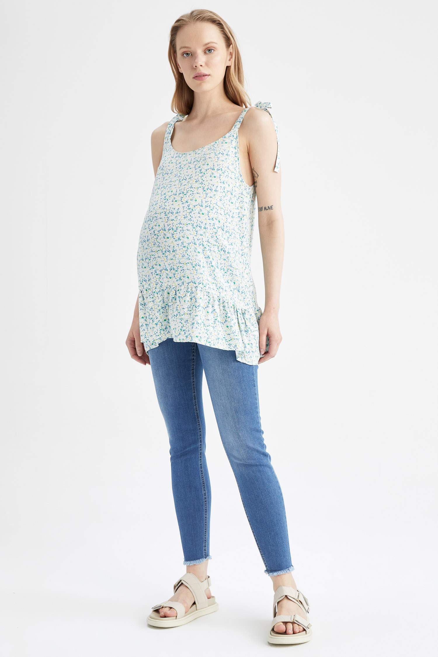 Indigo Woman Straight Fit Distressed 