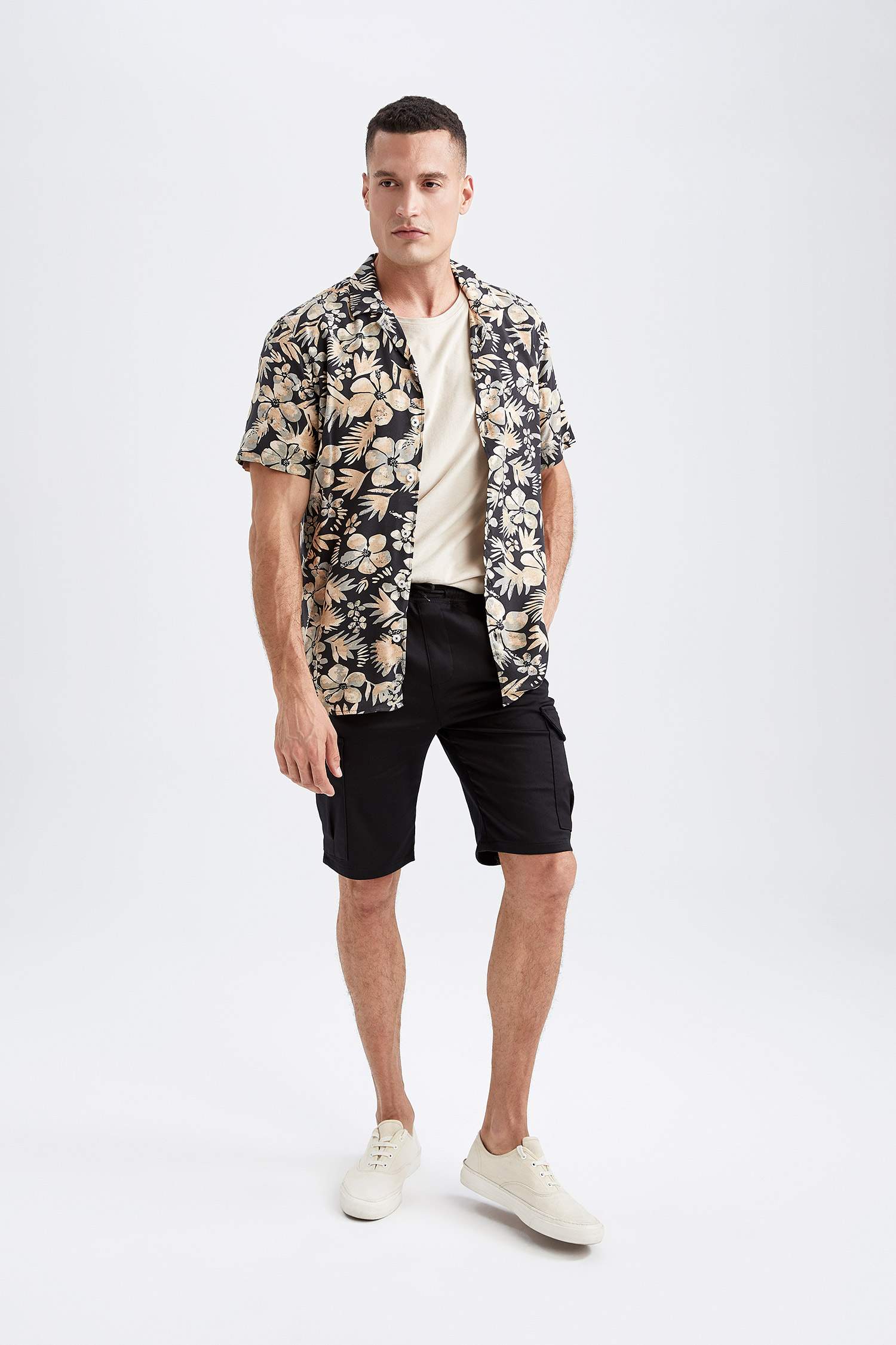 Short Bermuda à coupe régulière