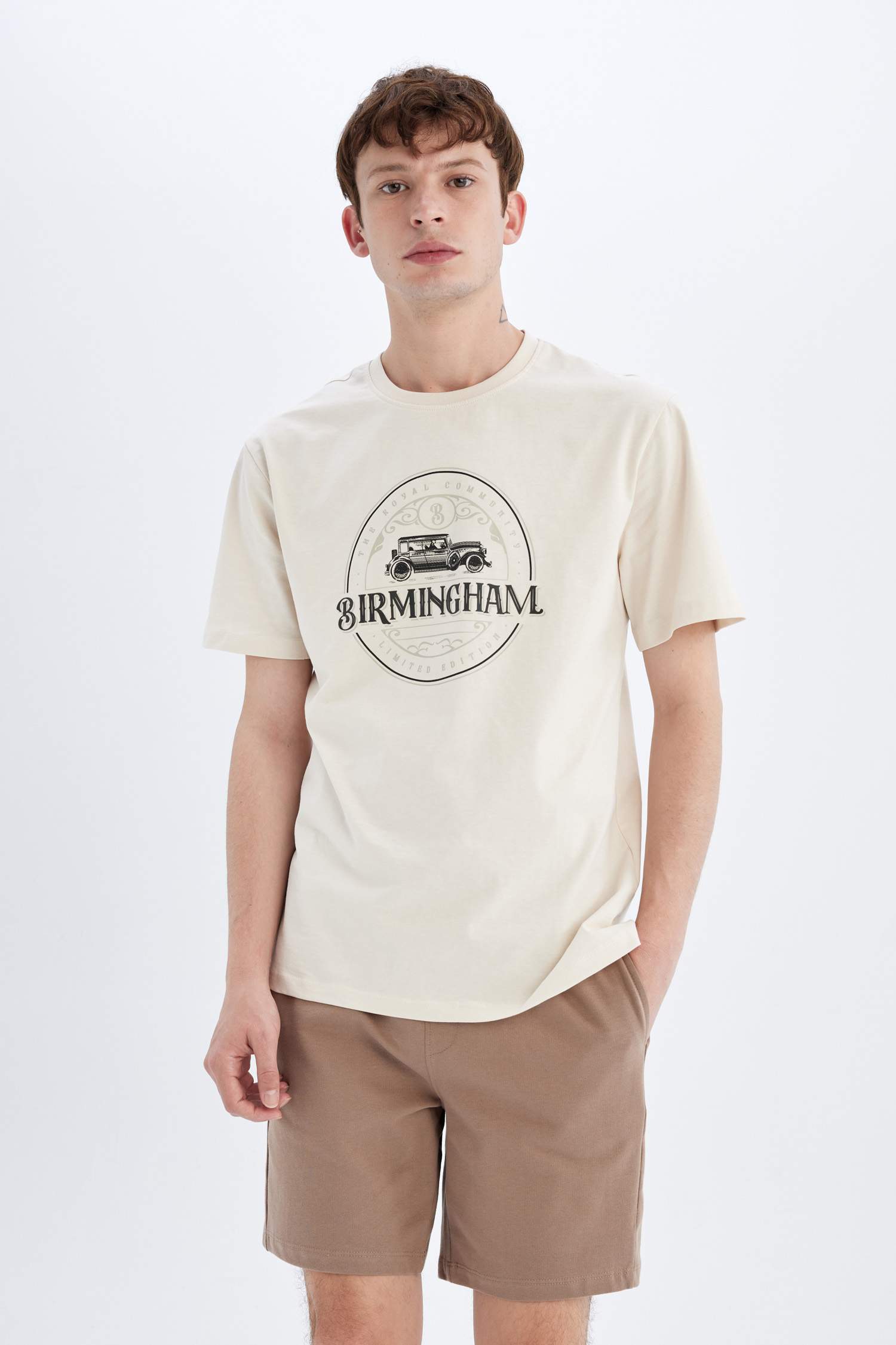 شورت سامبل قصة عادية