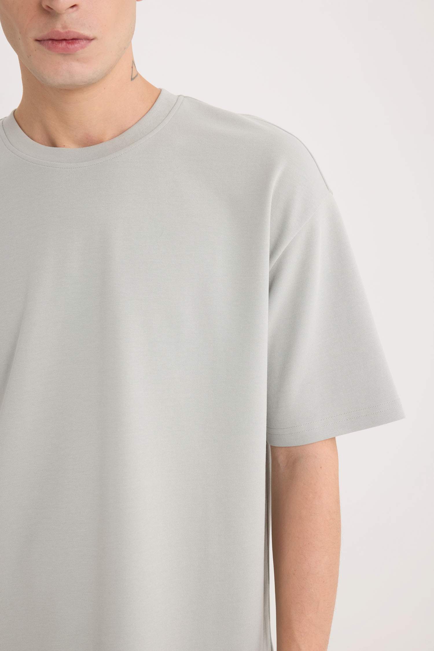 تيشيرت تقيل نص كم اوفر سايز برقبة مستديرة