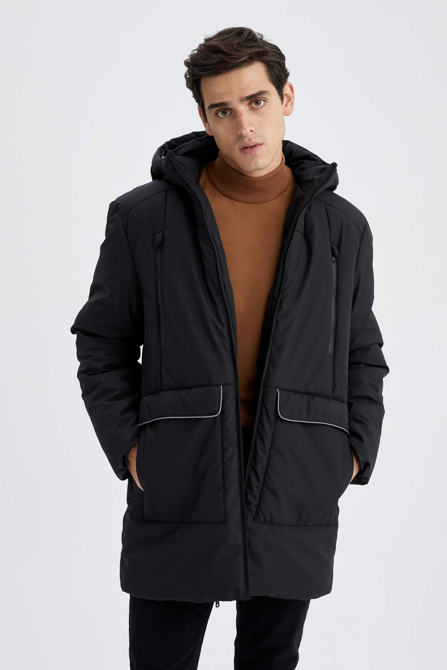 جاكيت بقصة عادية بغطاء للرأس بفرو صناعي