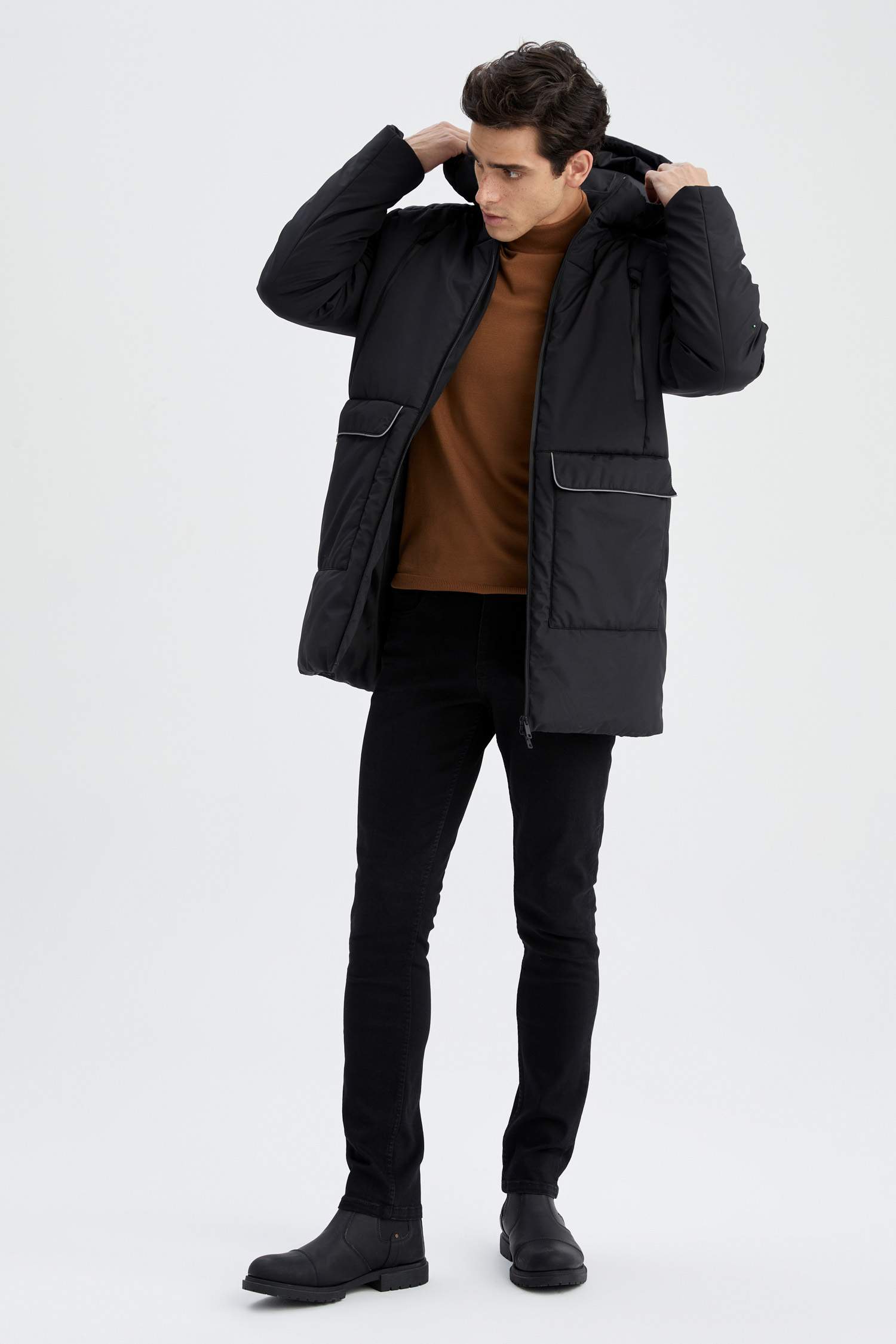 جاكيت بقصة عادية بغطاء للرأس بفرو صناعي