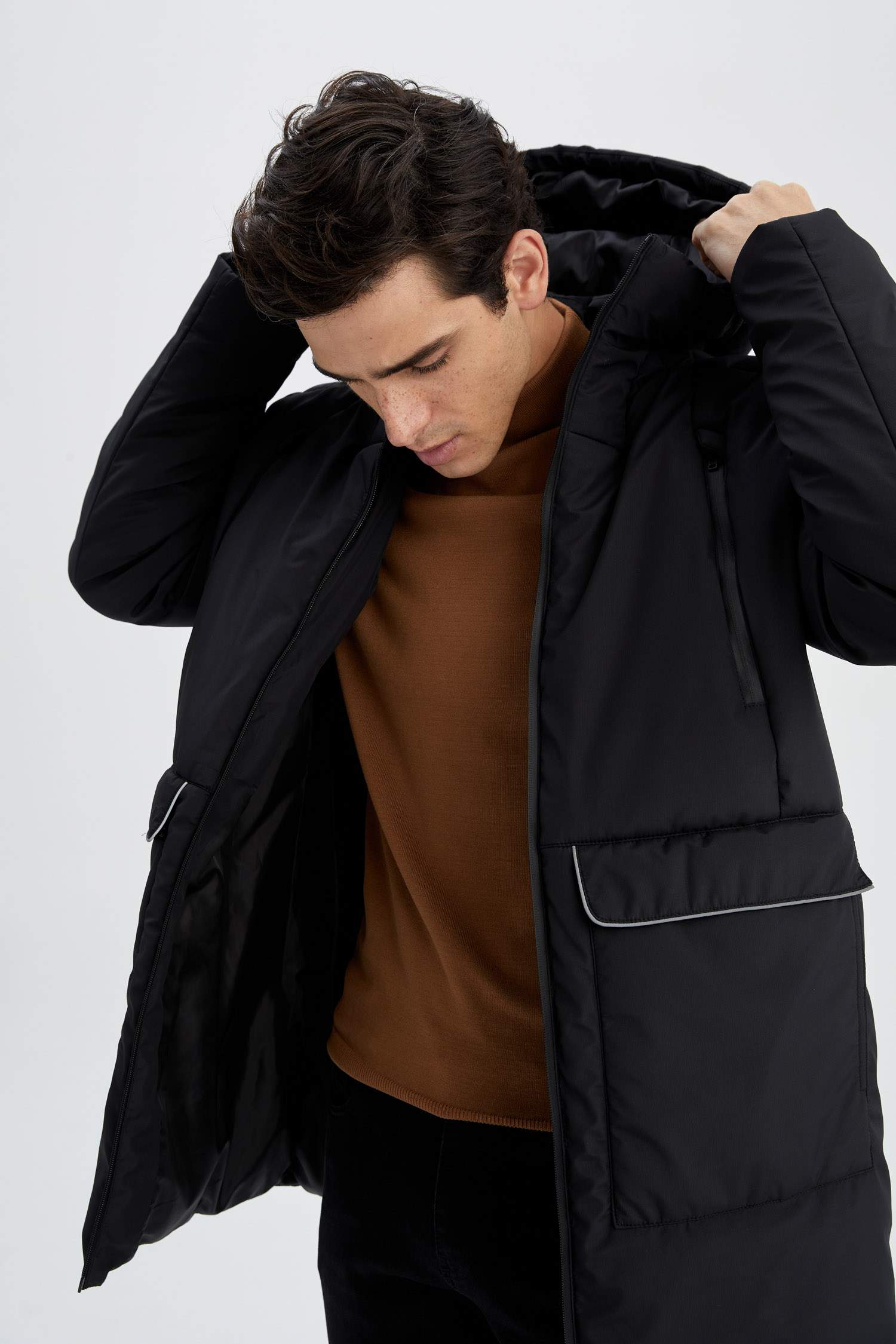 جاكيت بقصة عادية بغطاء للرأس بفرو صناعي