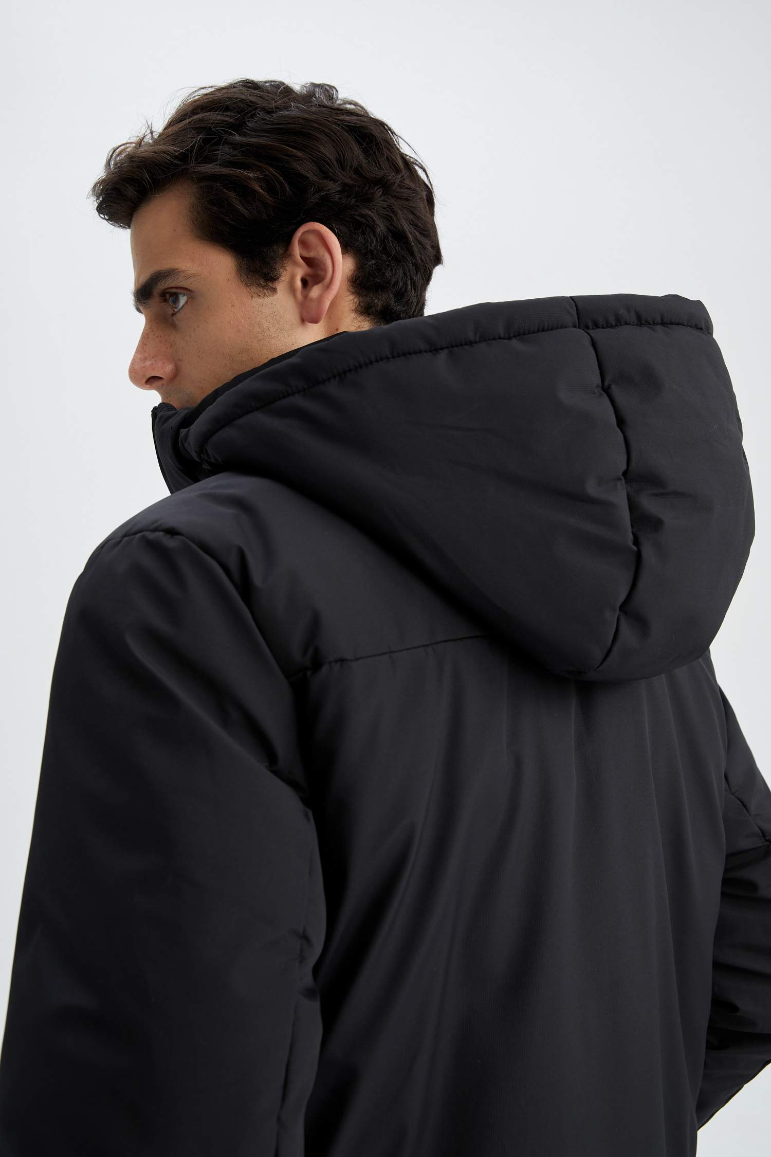 جاكيت بقصة عادية بغطاء للرأس بفرو صناعي