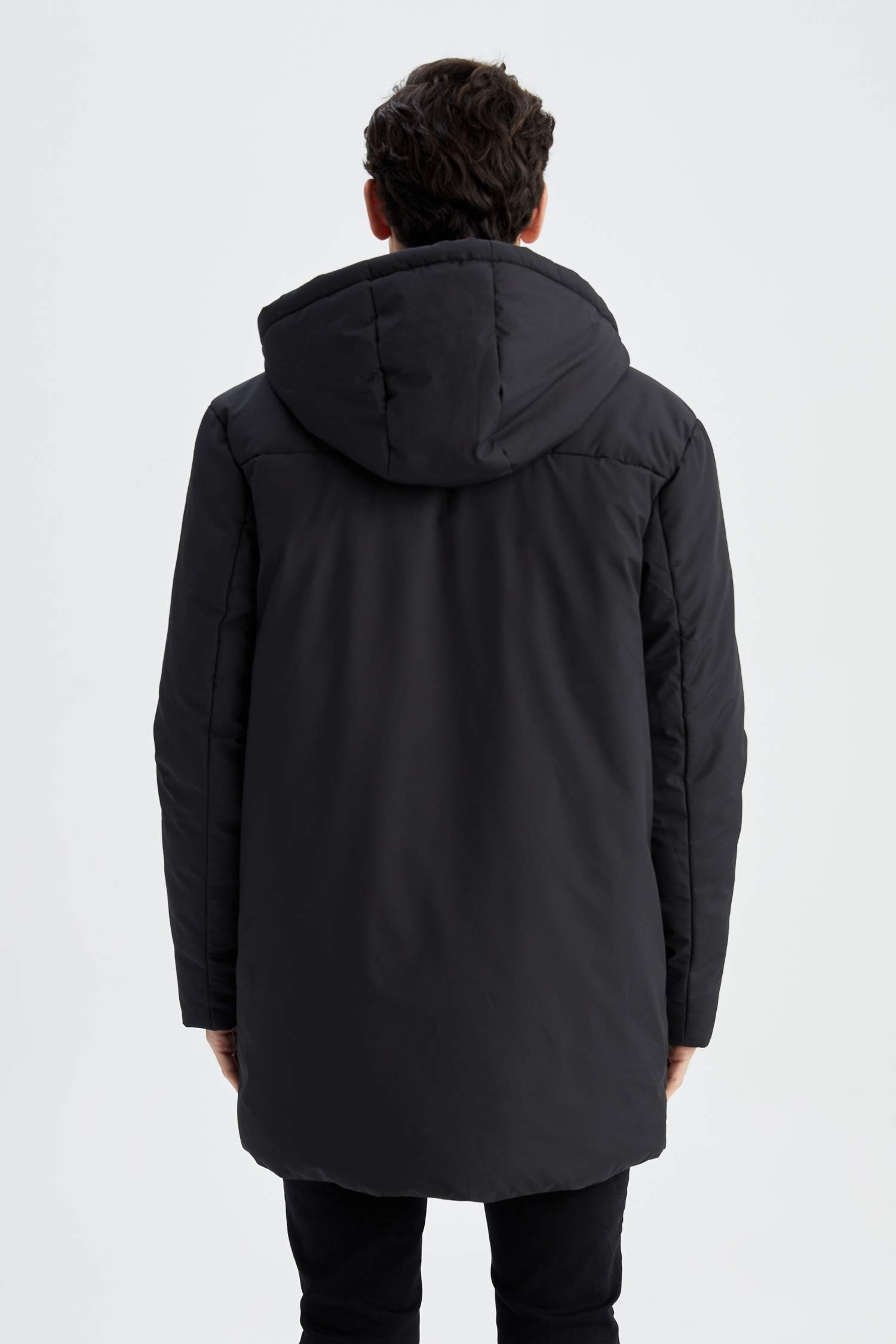 جاكيت بقصة عادية بغطاء للرأس بفرو صناعي