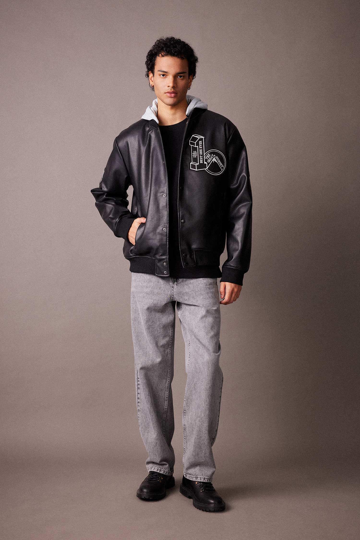 Кожаная куртка бомбер оверсайз с капюшоном