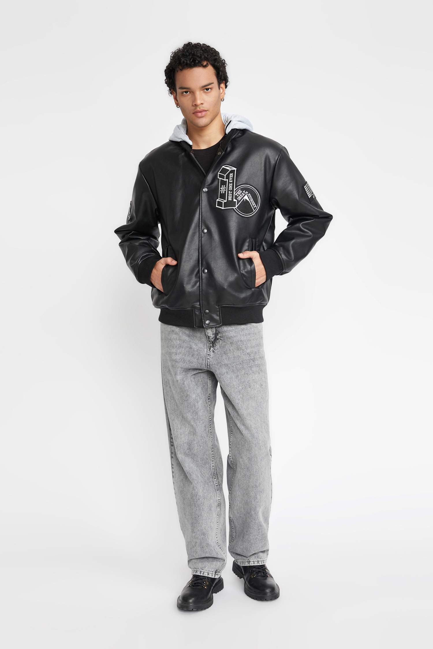 Кожаная куртка бомбер оверсайз с капюшоном