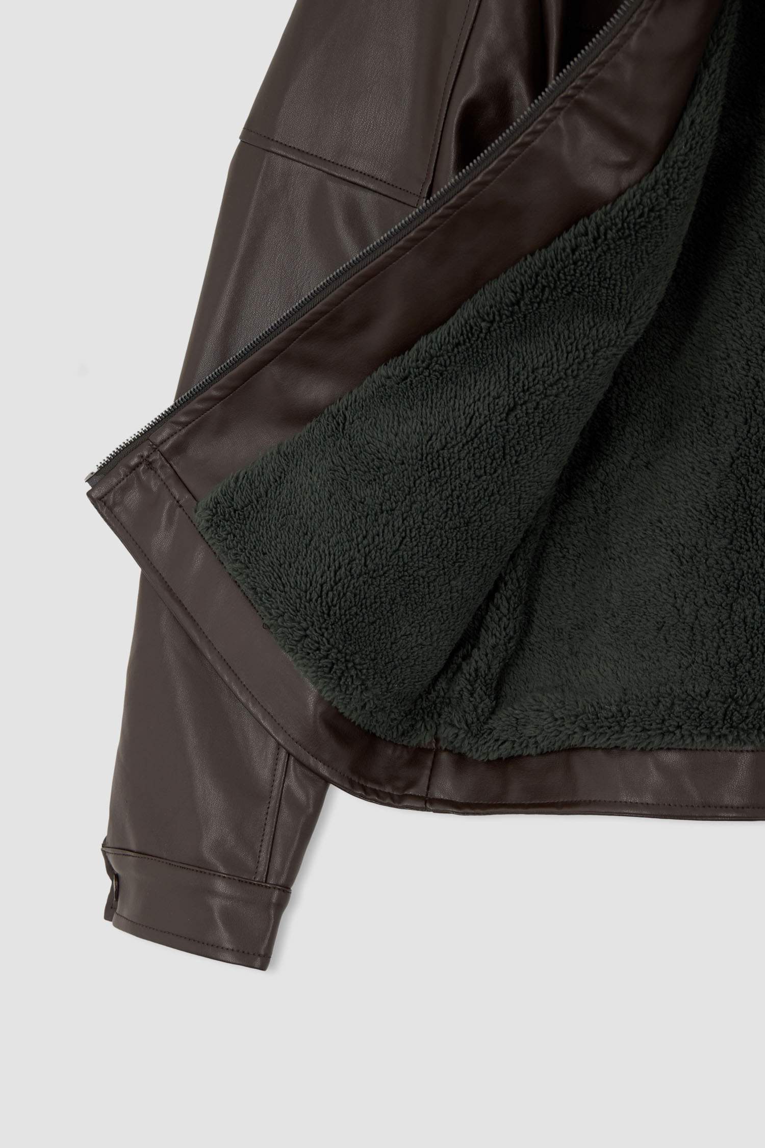 جاكيت جلد صناعي سليم فيت بنصف ياقة مدورة