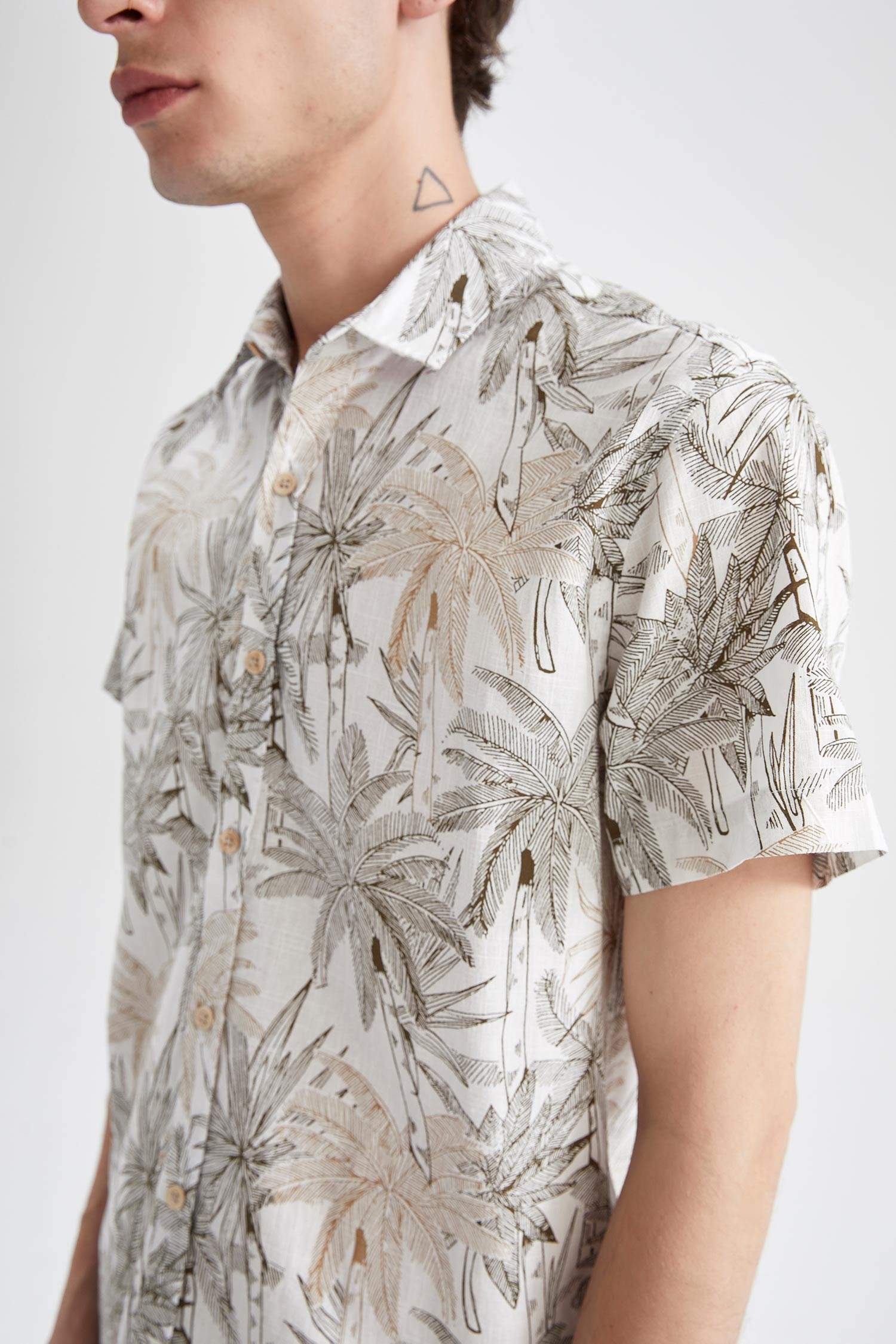 Рубашка с коротким рукавом приталенного кроя с цветочным принтом для мужчин