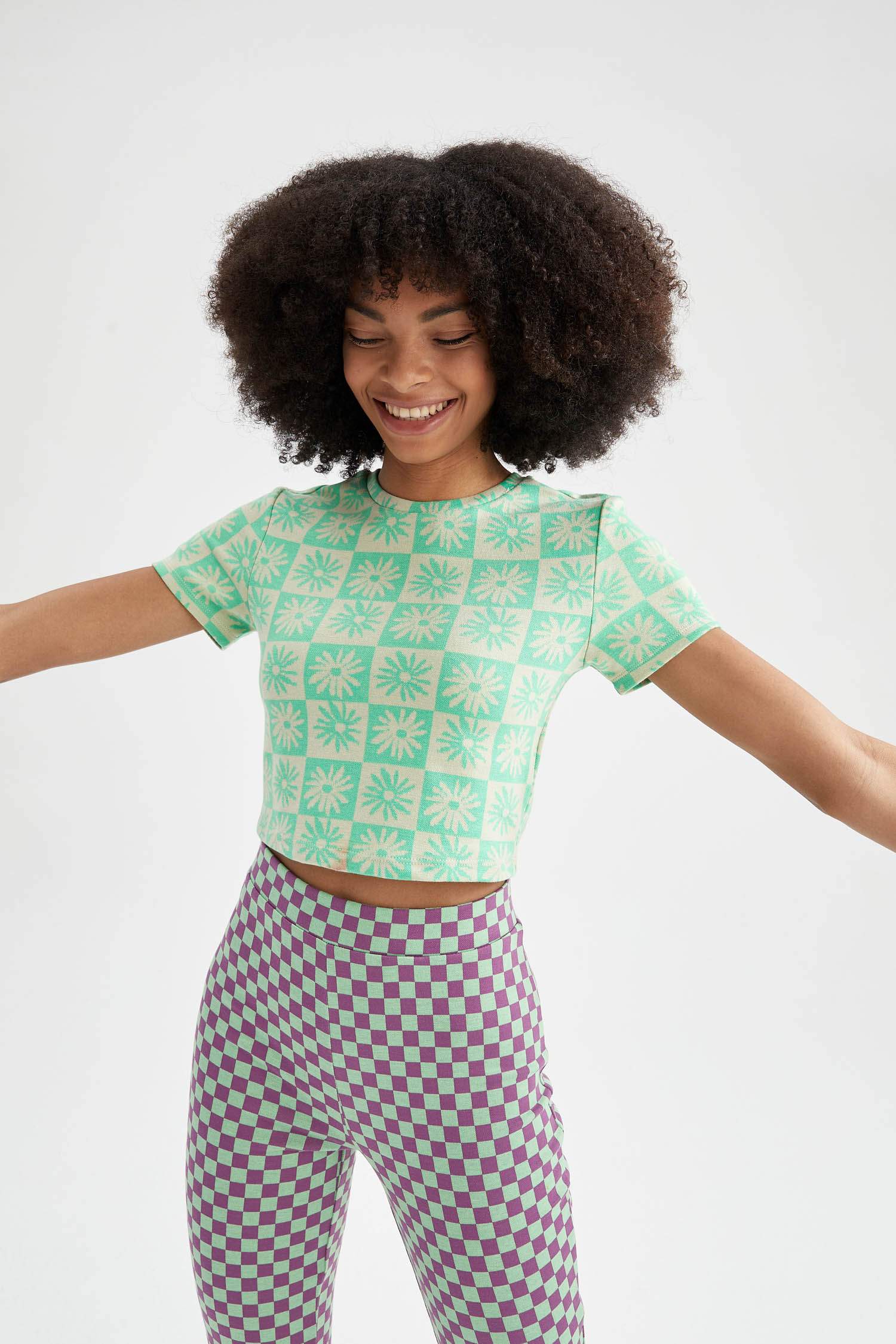 Футболка з коротким рукавом приталеного крою з круглим вирізом для жінок