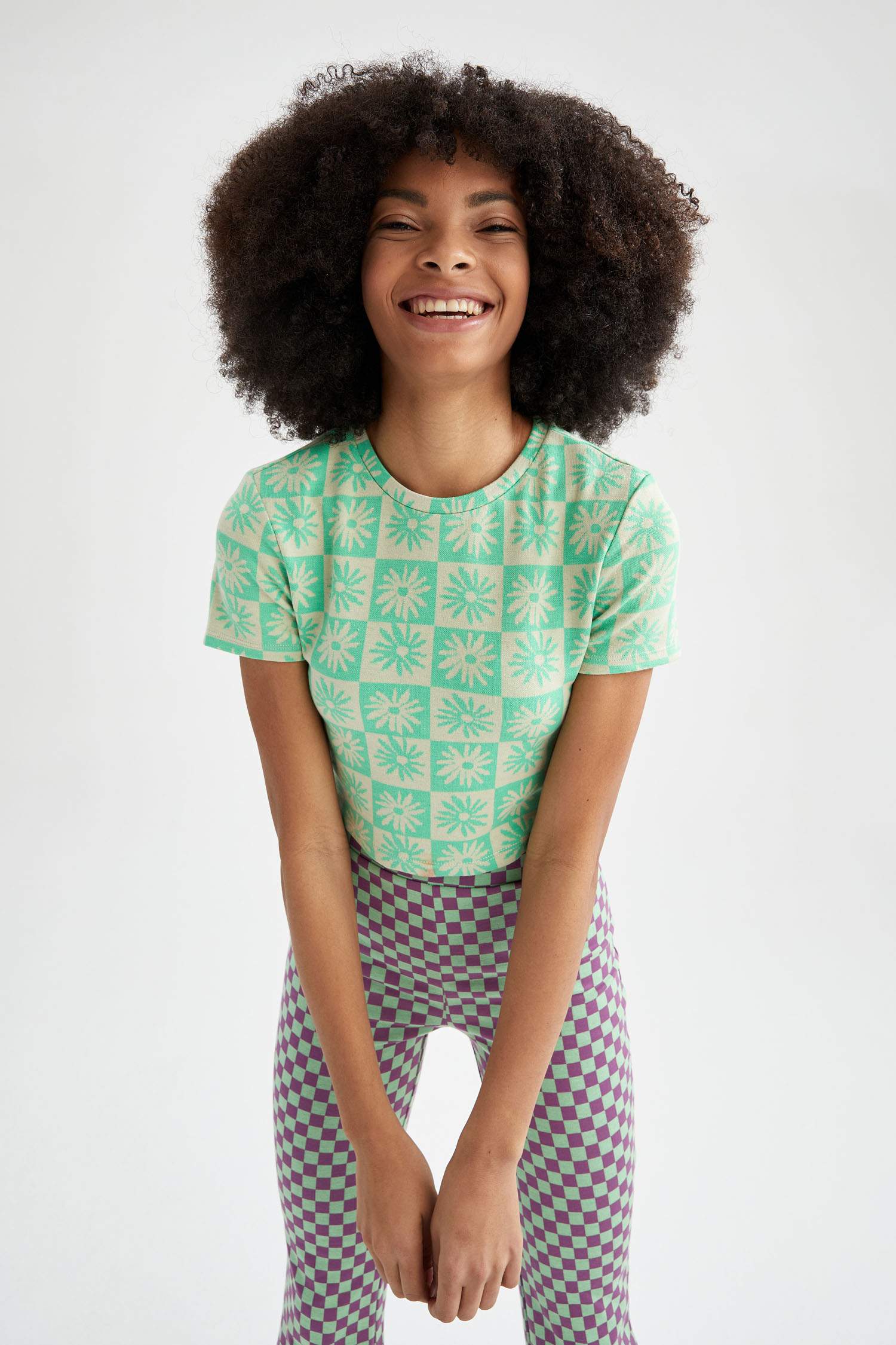 Футболка з коротким рукавом приталеного крою з круглим вирізом для жінок