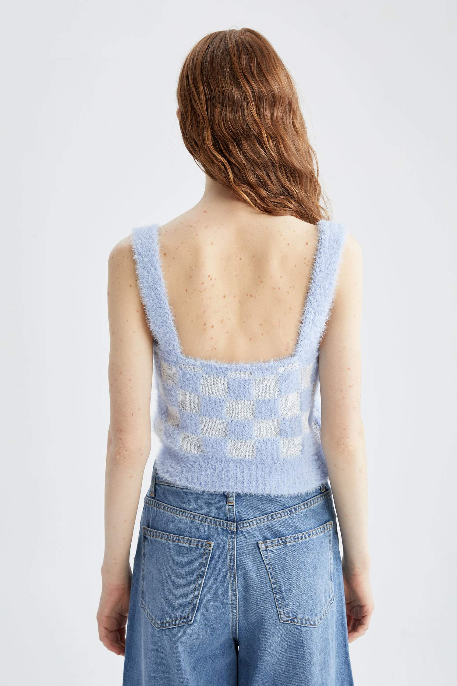 بلوزة قطيفة سليم فيت بحمالات ورقبة مربعة