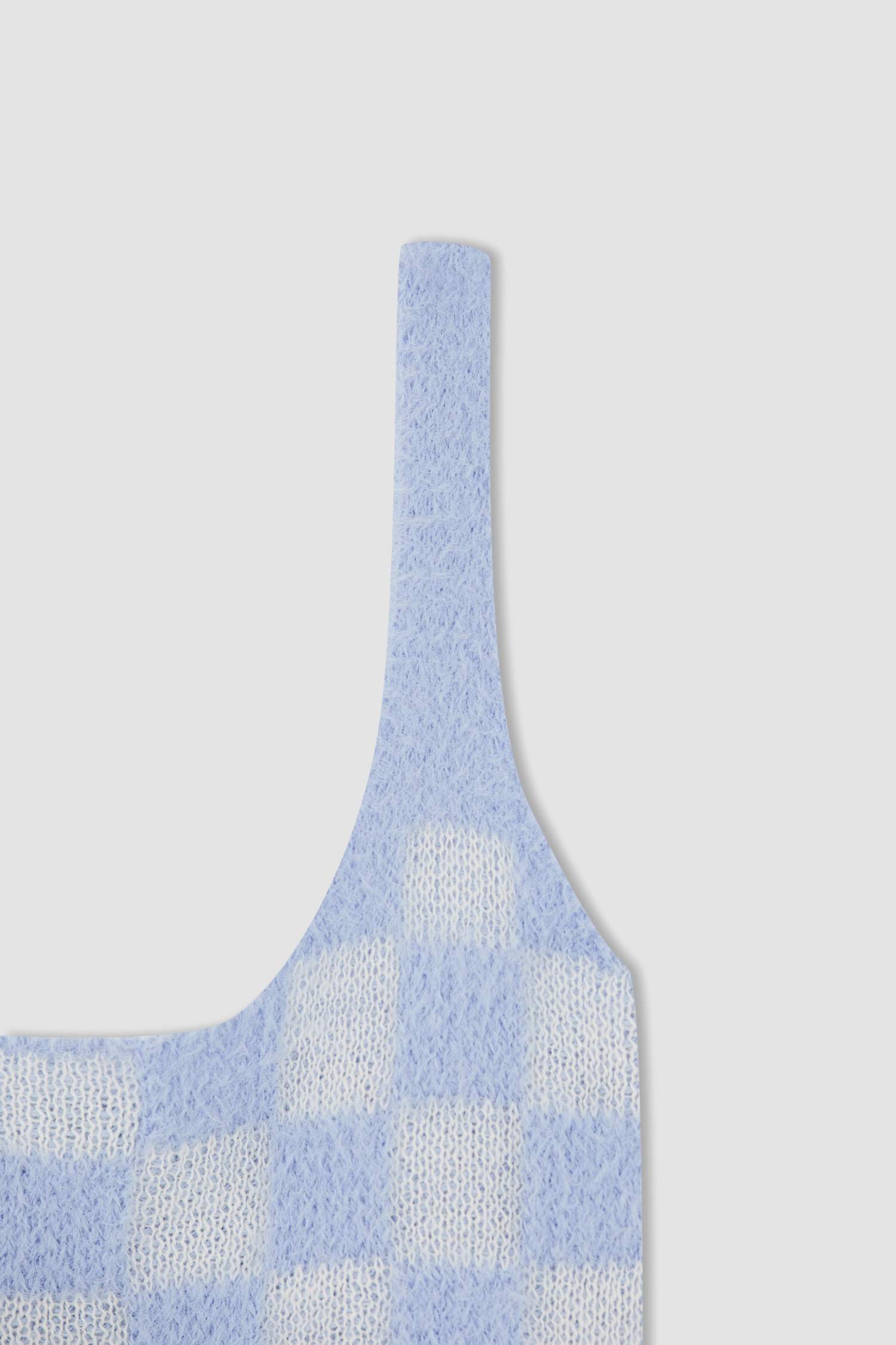 بلوزة قطيفة سليم فيت بحمالات ورقبة مربعة