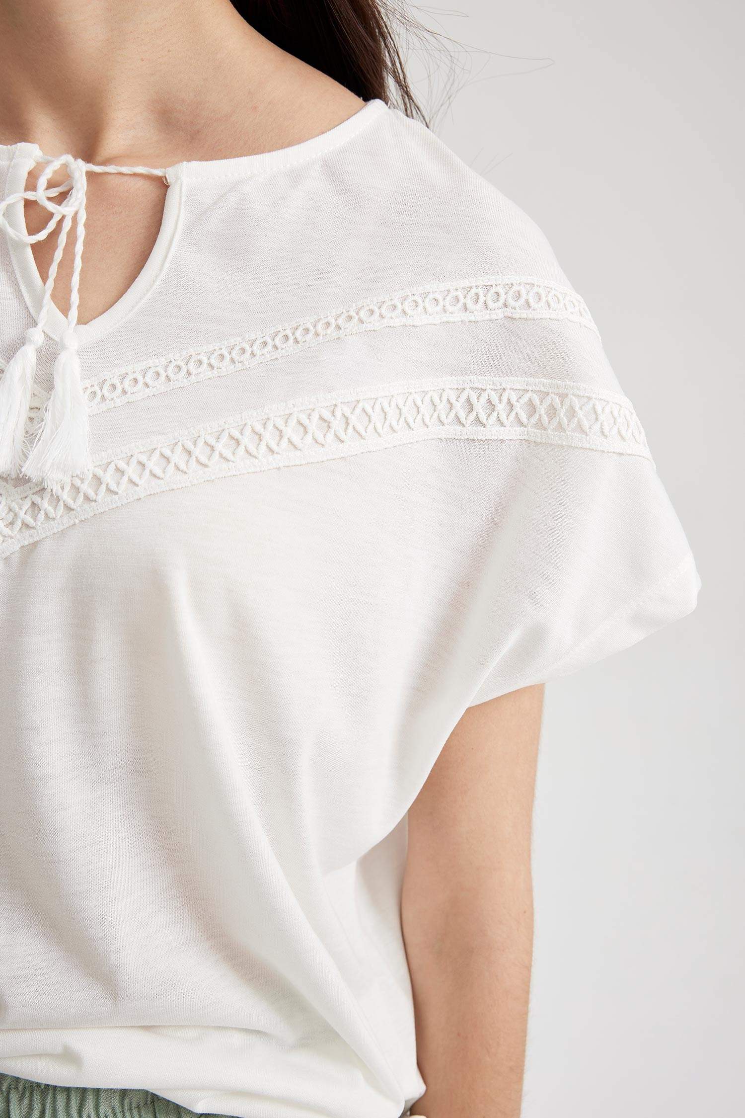 Traditional Regular Fit Crew Neck Halter Neck Detailed Short Sleeve T-Shirt