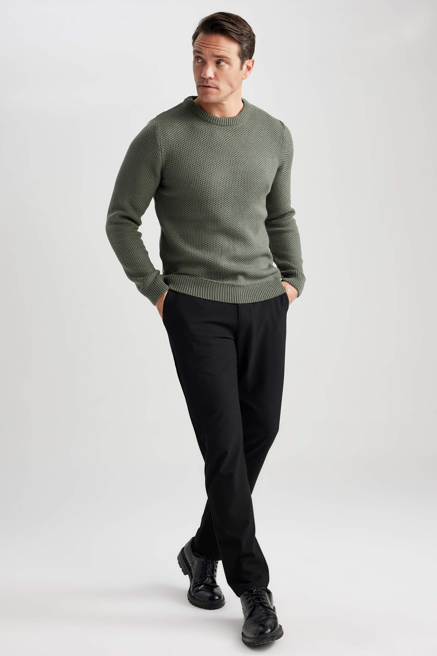 Khaki MEN Standard Fit Crew Neck Knitwear Pullover 2800867 | DeFacto