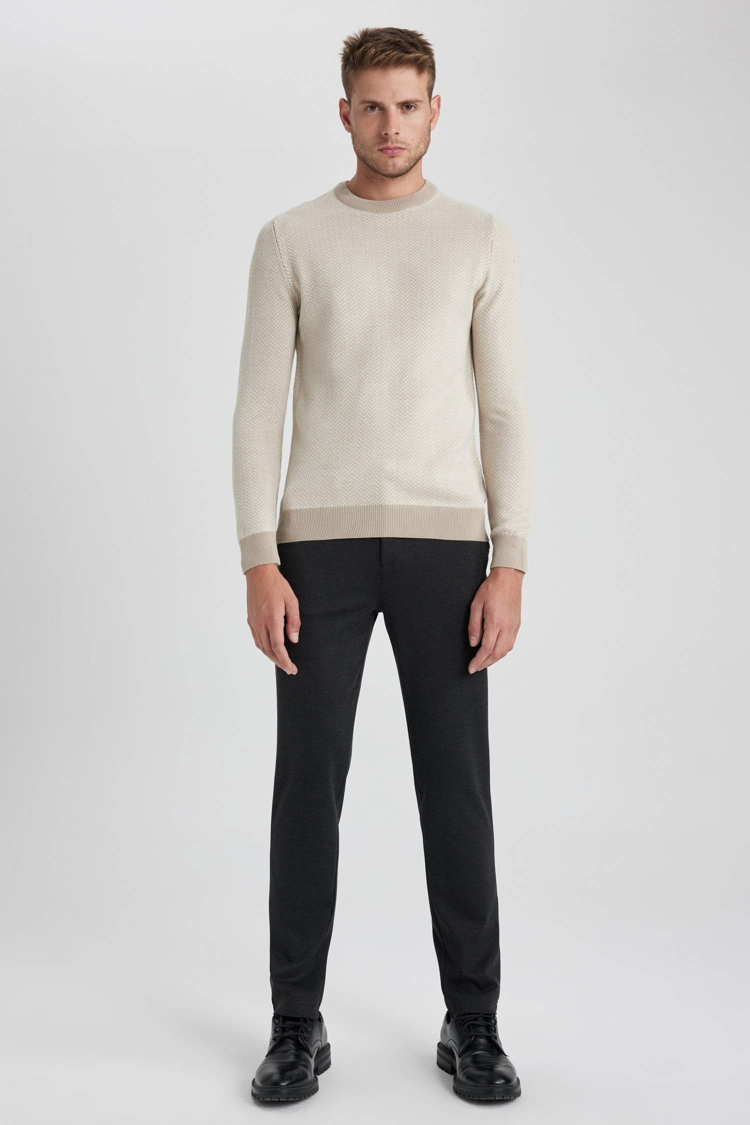 بلوفر تريكو قصة عادية برقبة مستديرة