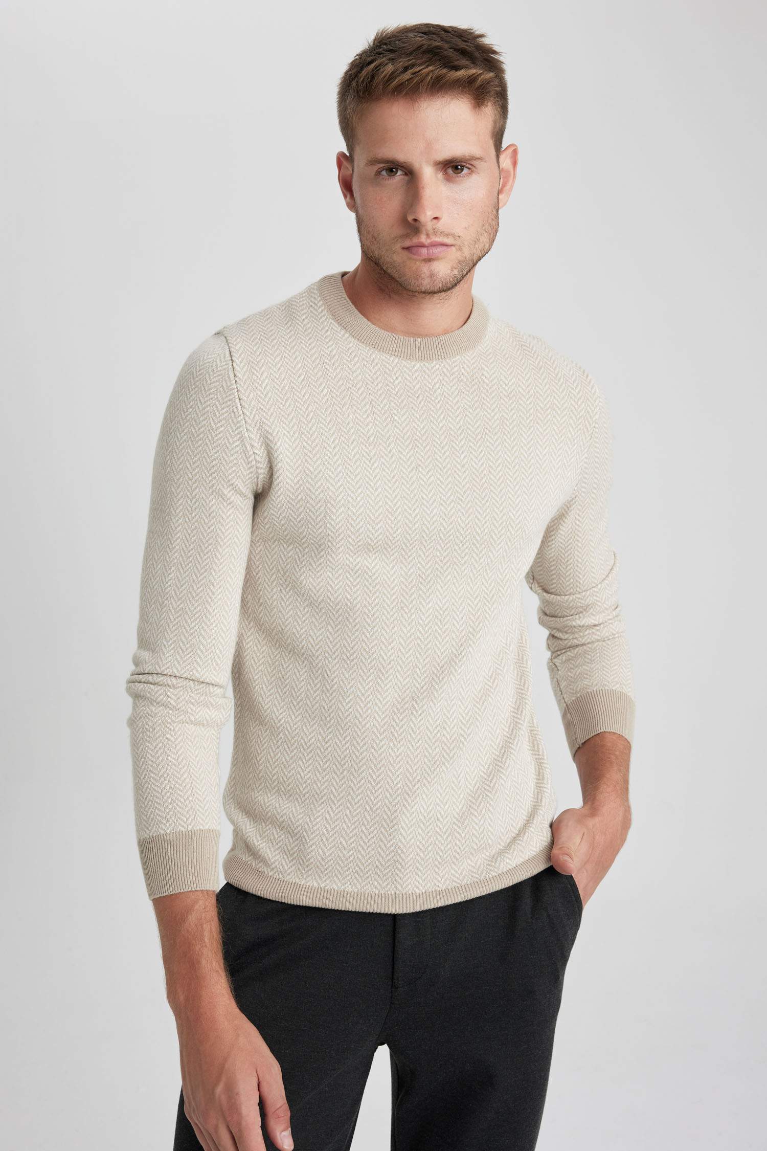 بلوفر تريكو قصة عادية برقبة مستديرة