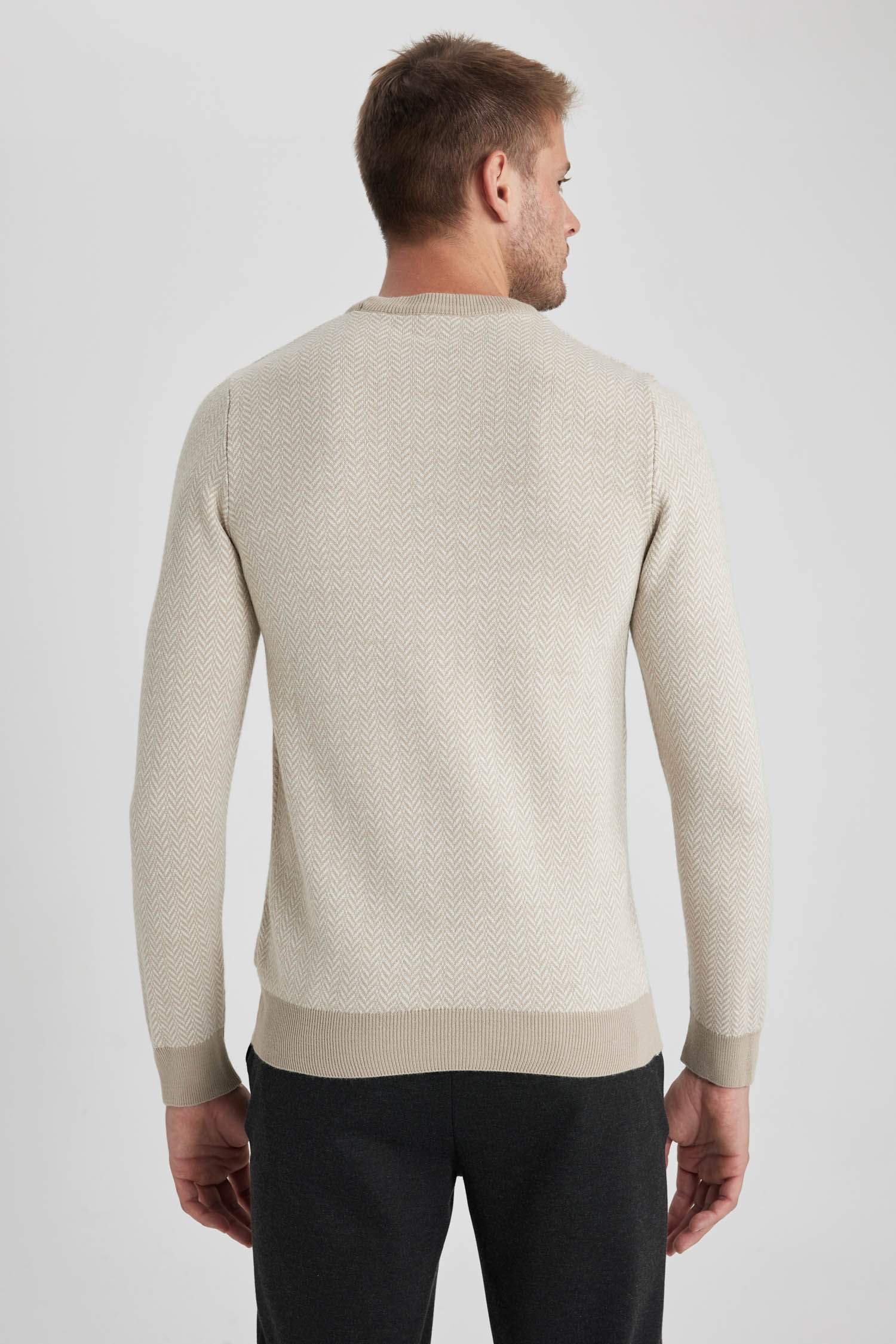 بلوفر تريكو قصة عادية برقبة مستديرة