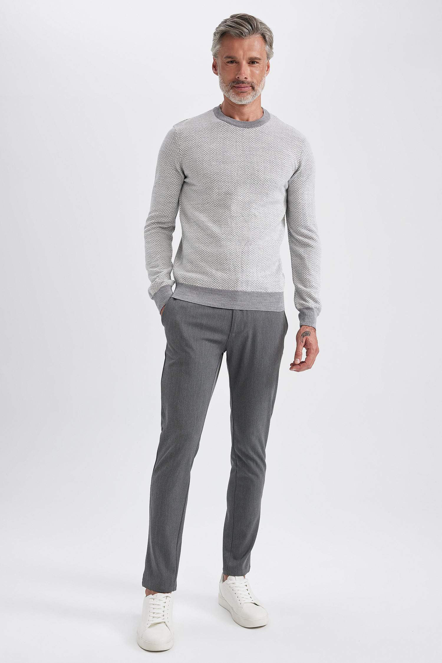 بلوفر تريكو قصة عادية برقبة مستديرة