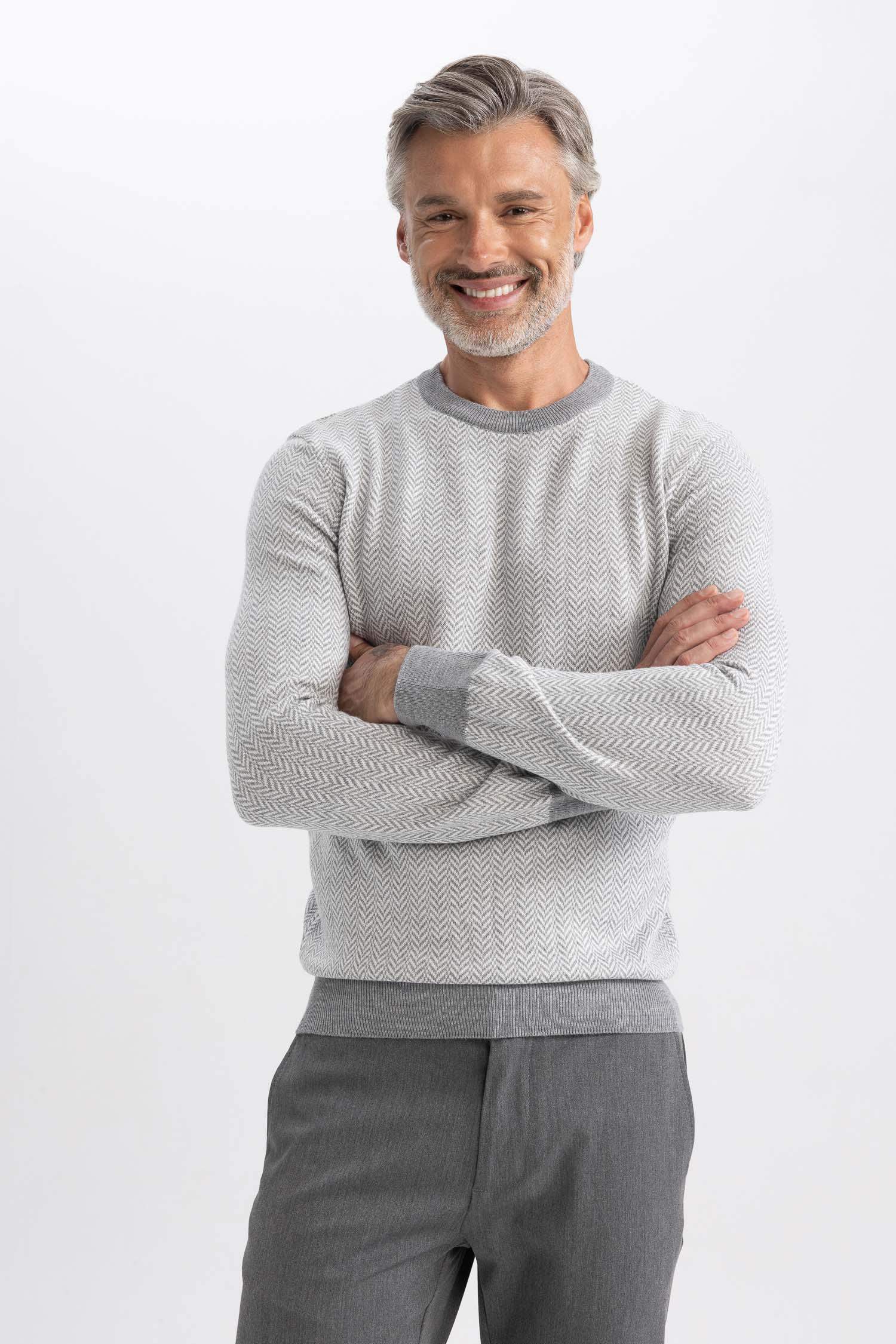 بلوفر تريكو قصة عادية برقبة مستديرة