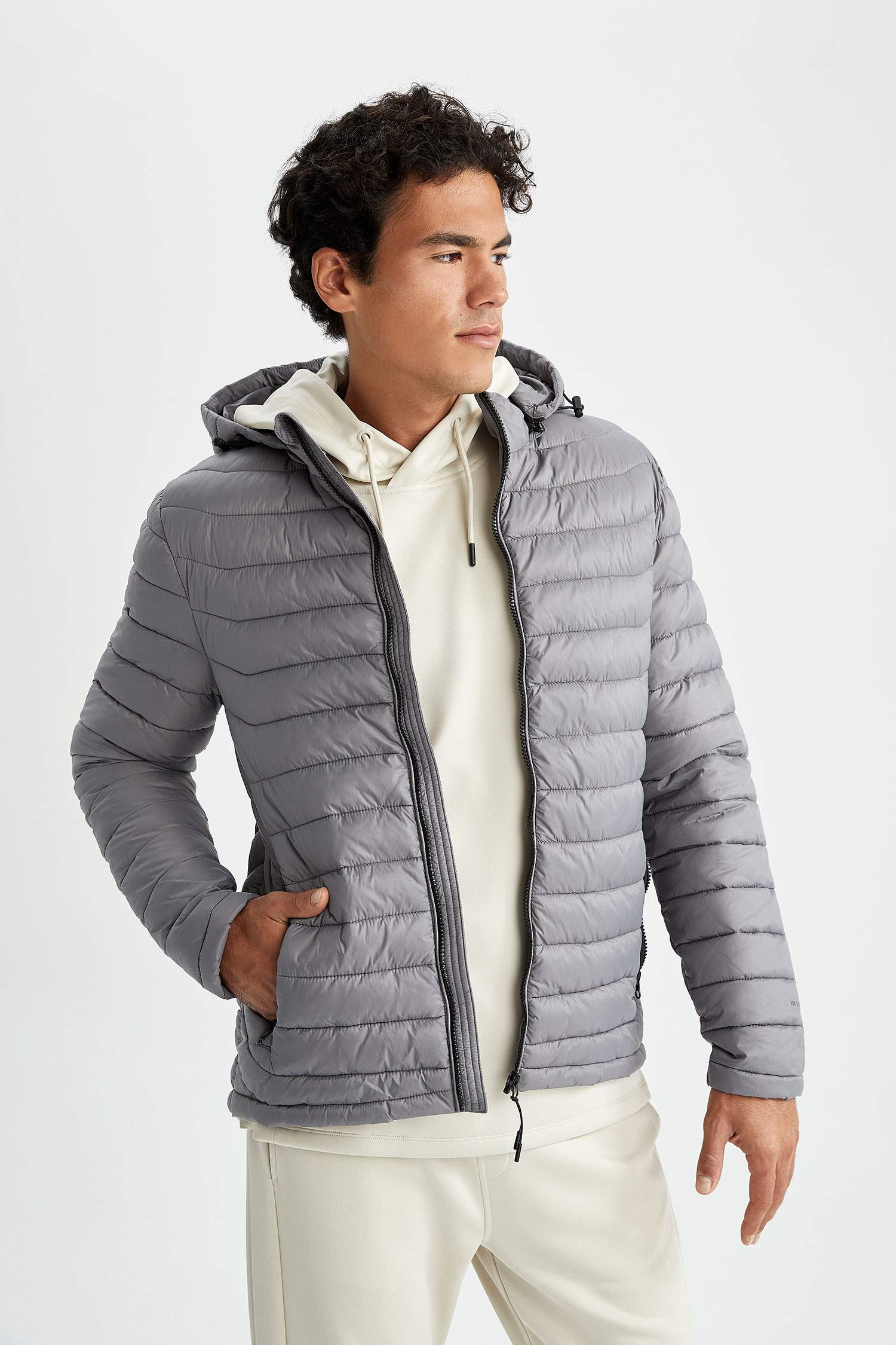 جاكيت سليم فيت وغطاء للرأس ببطانة صناعية