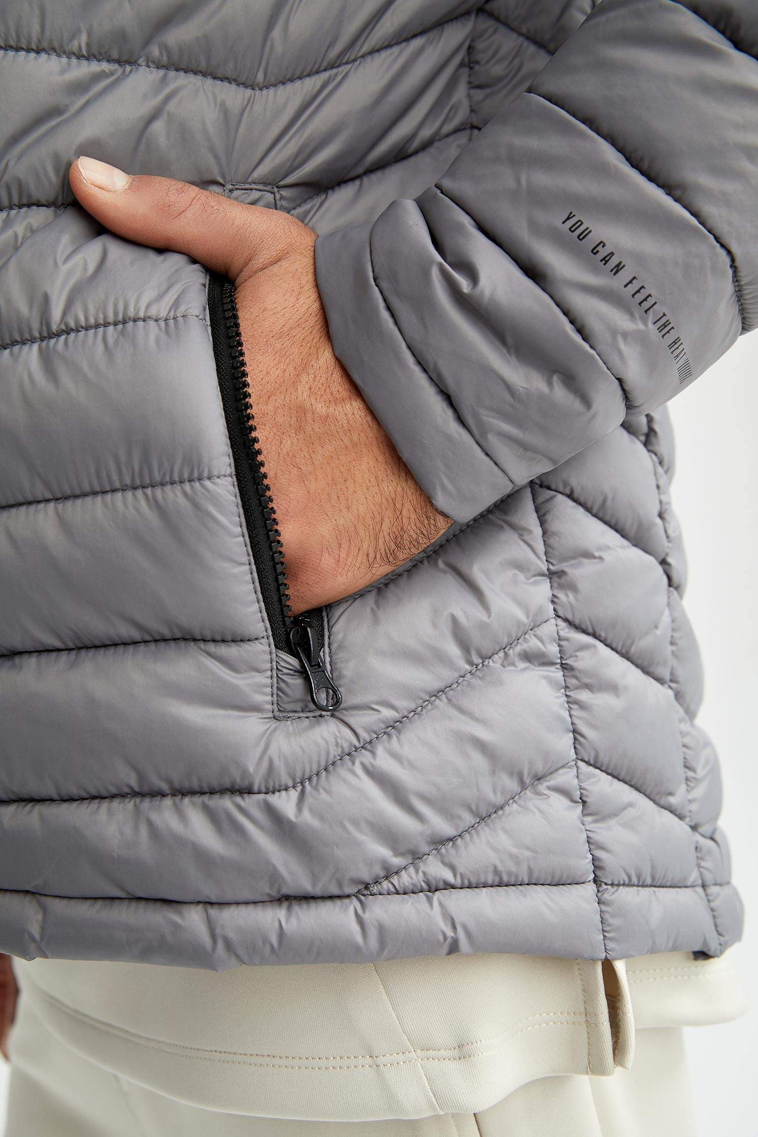 جاكيت سليم فيت وغطاء للرأس ببطانة صناعية