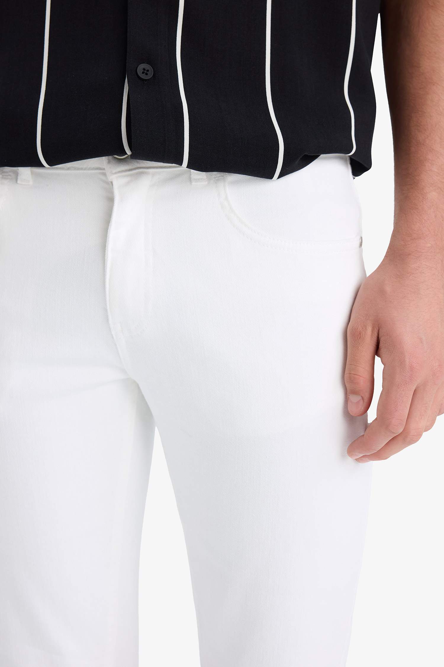 Slim Fit Dar Kesim Beyaz Jean Bermuda Şort