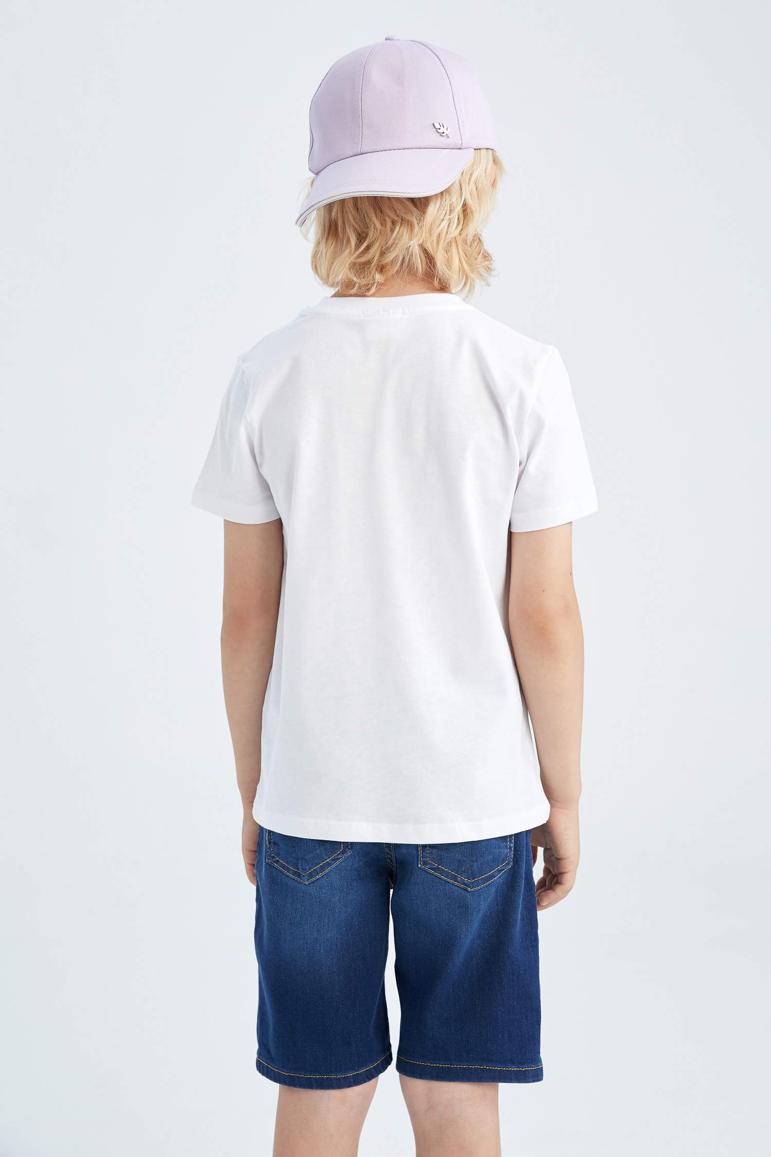 Футболка стандартного кроя с круглым вырезом для мальчиков