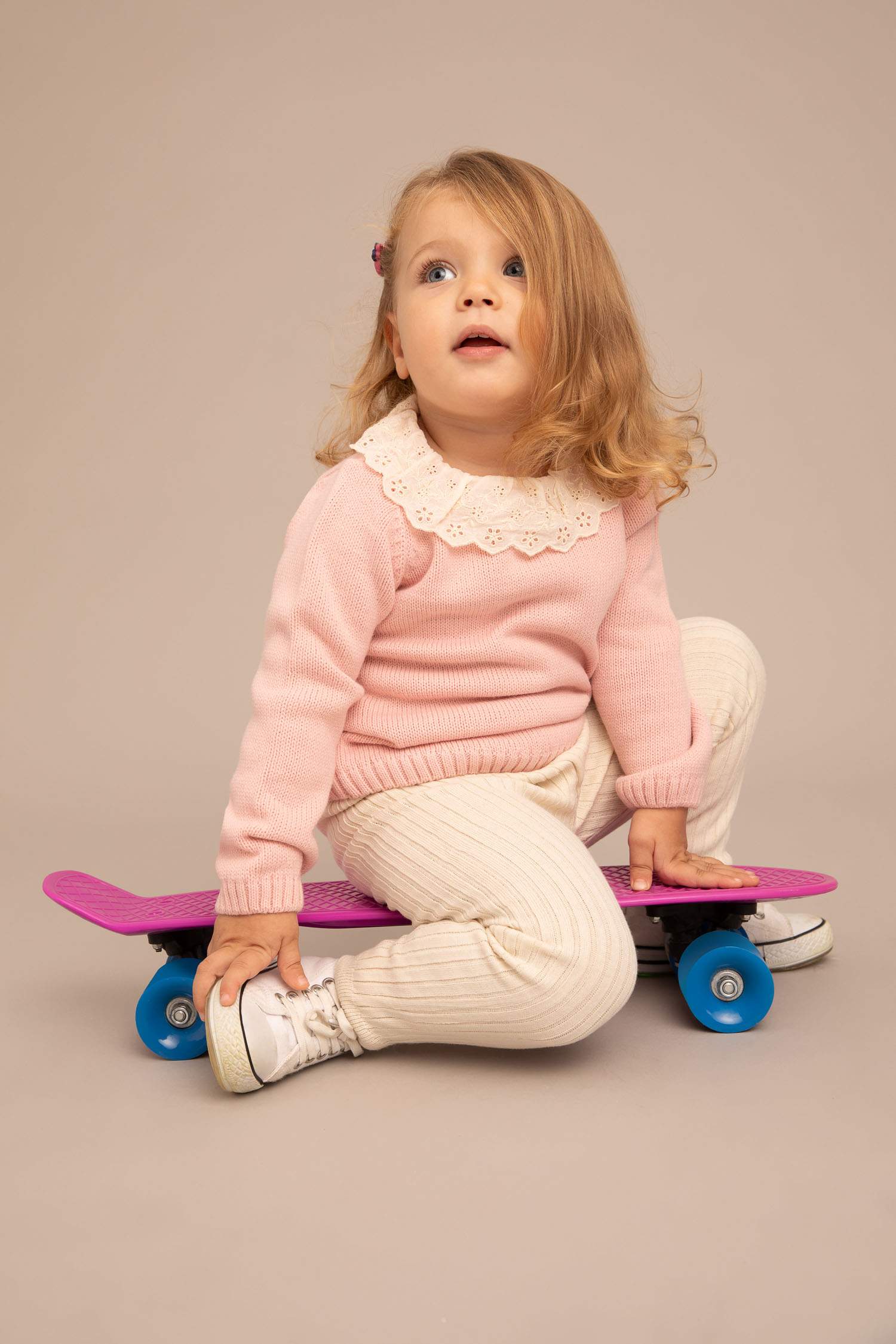 بلوفر بقصة عادية برقبة بالدانتيل