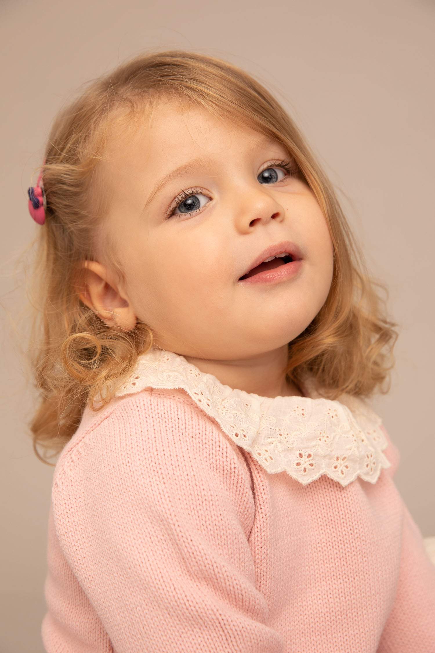 بلوفر بقصة عادية برقبة بالدانتيل