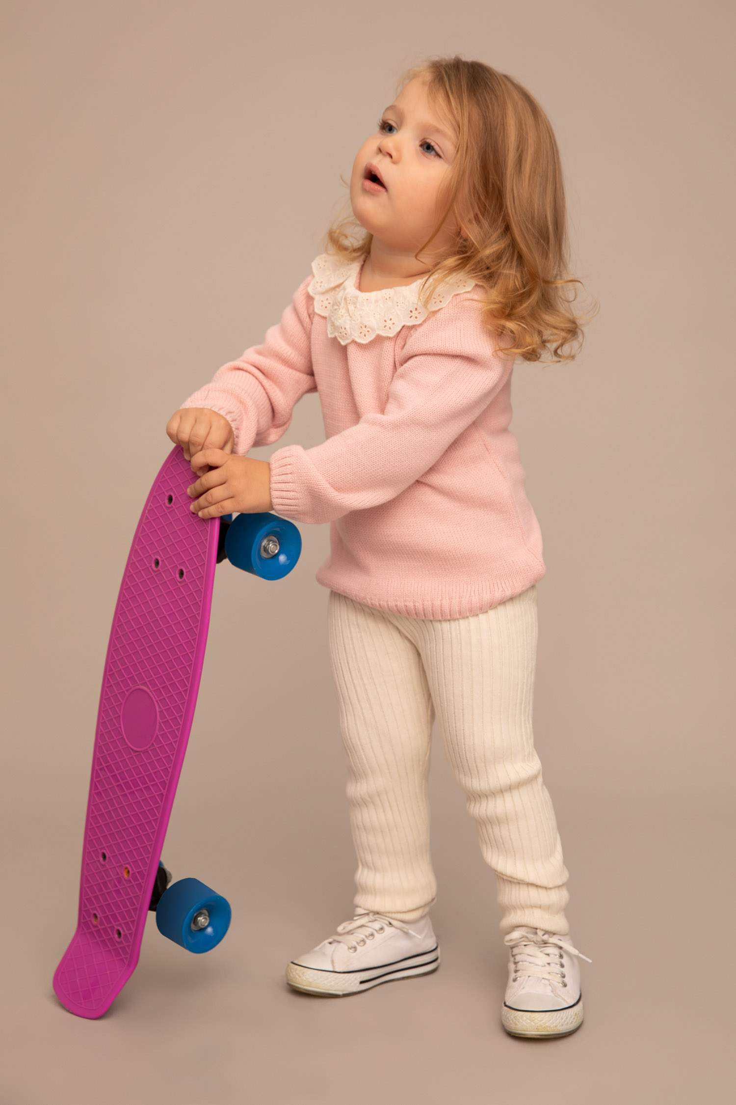 بلوفر بقصة عادية برقبة بالدانتيل