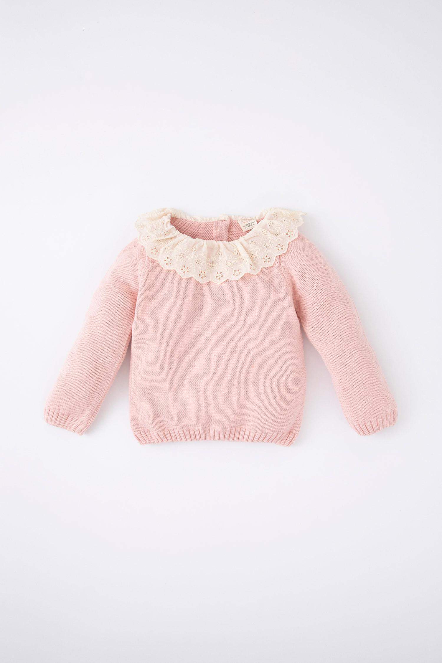 بلوفر بقصة عادية برقبة بالدانتيل