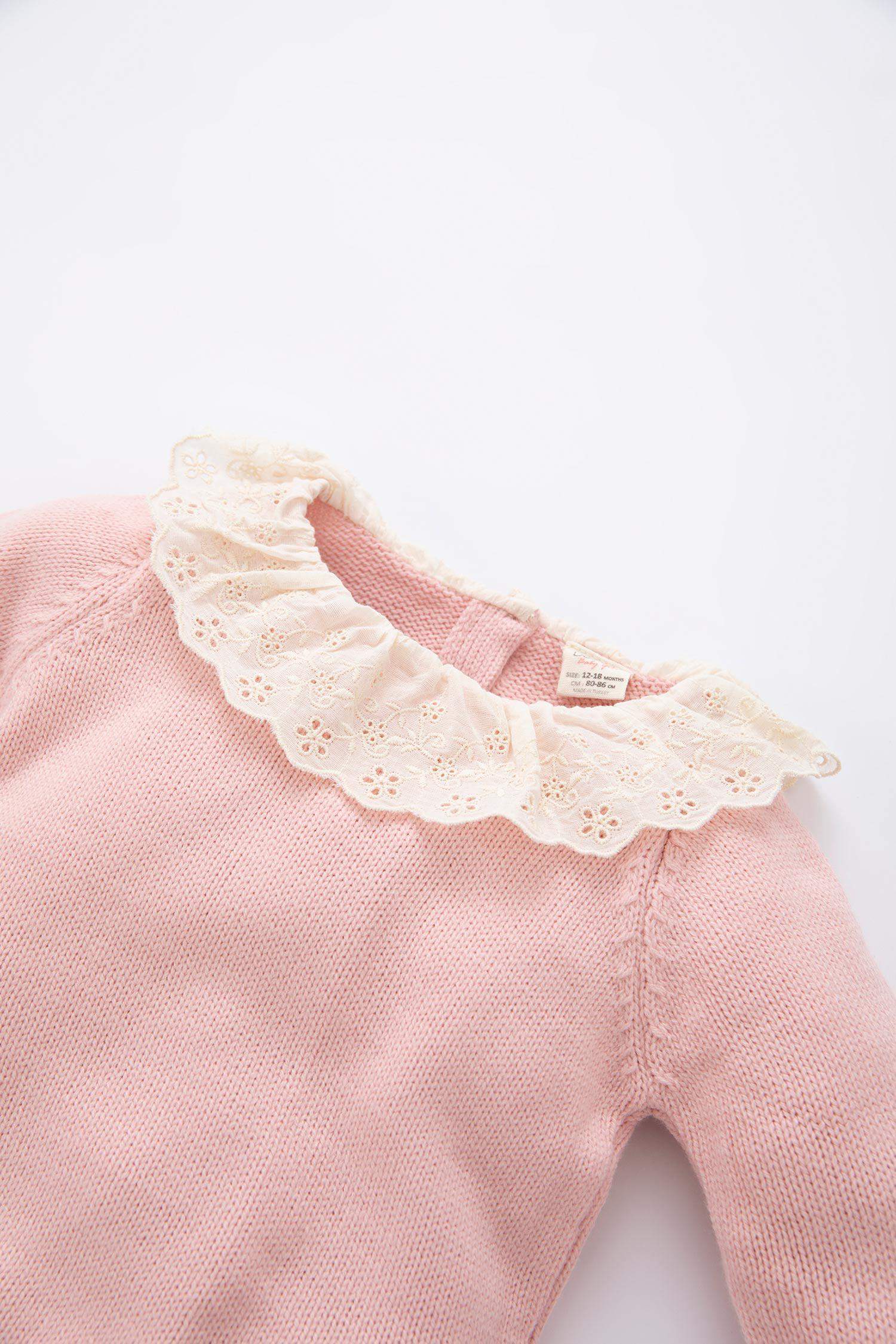 بلوفر بقصة عادية برقبة بالدانتيل