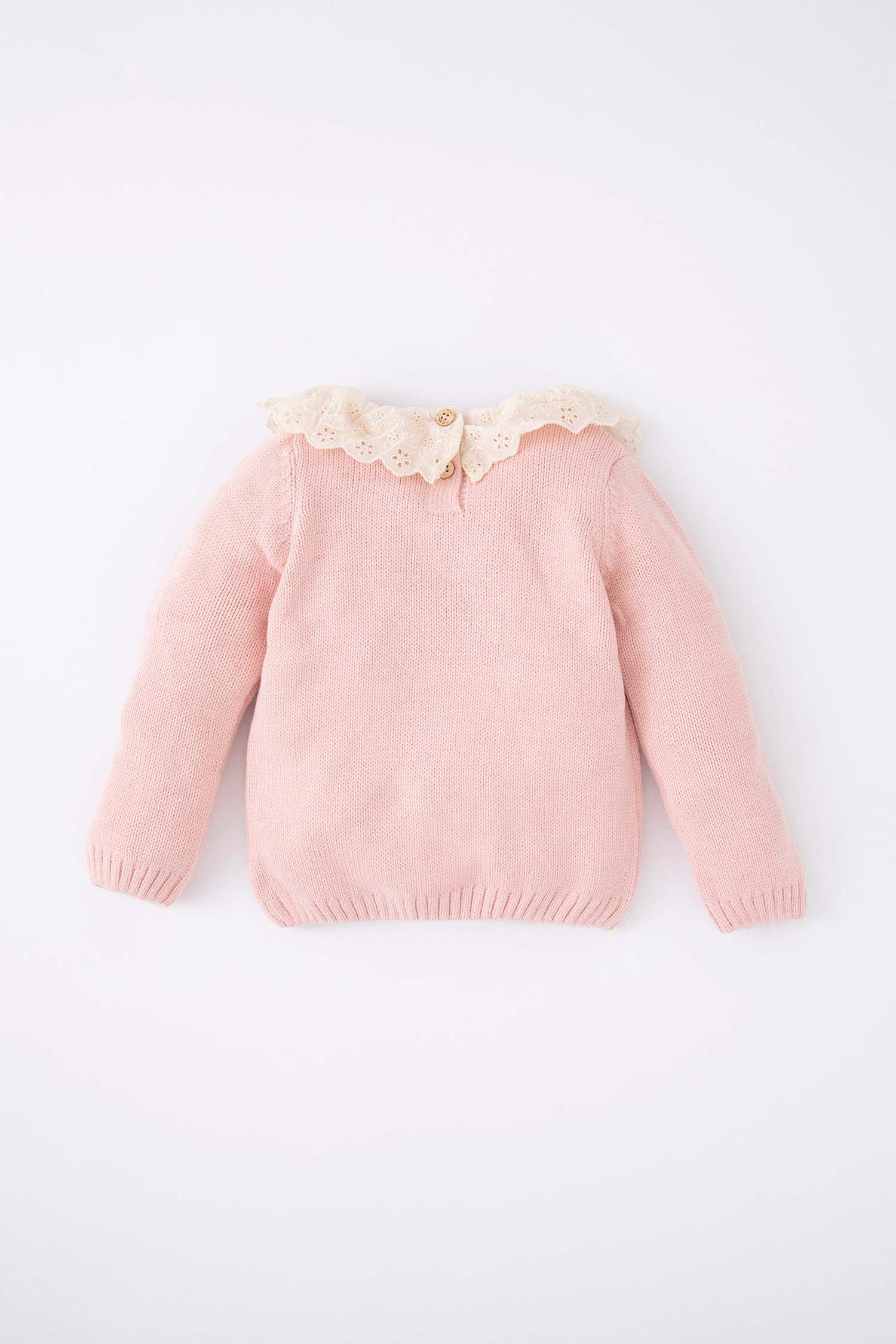 بلوفر بقصة عادية برقبة بالدانتيل