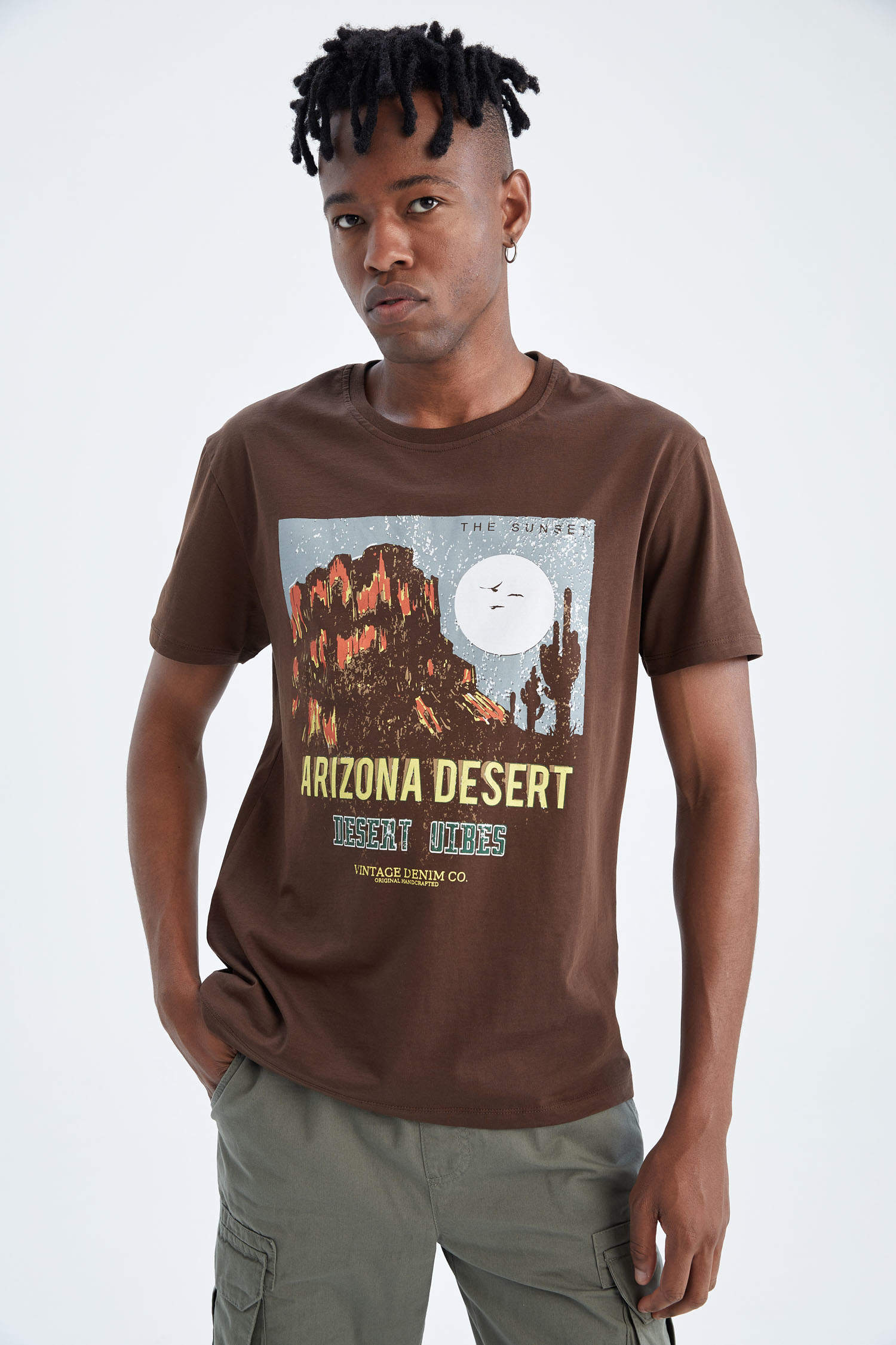Brown MEN Regular Fit Short Sleeve Mountain Print T-Shirt