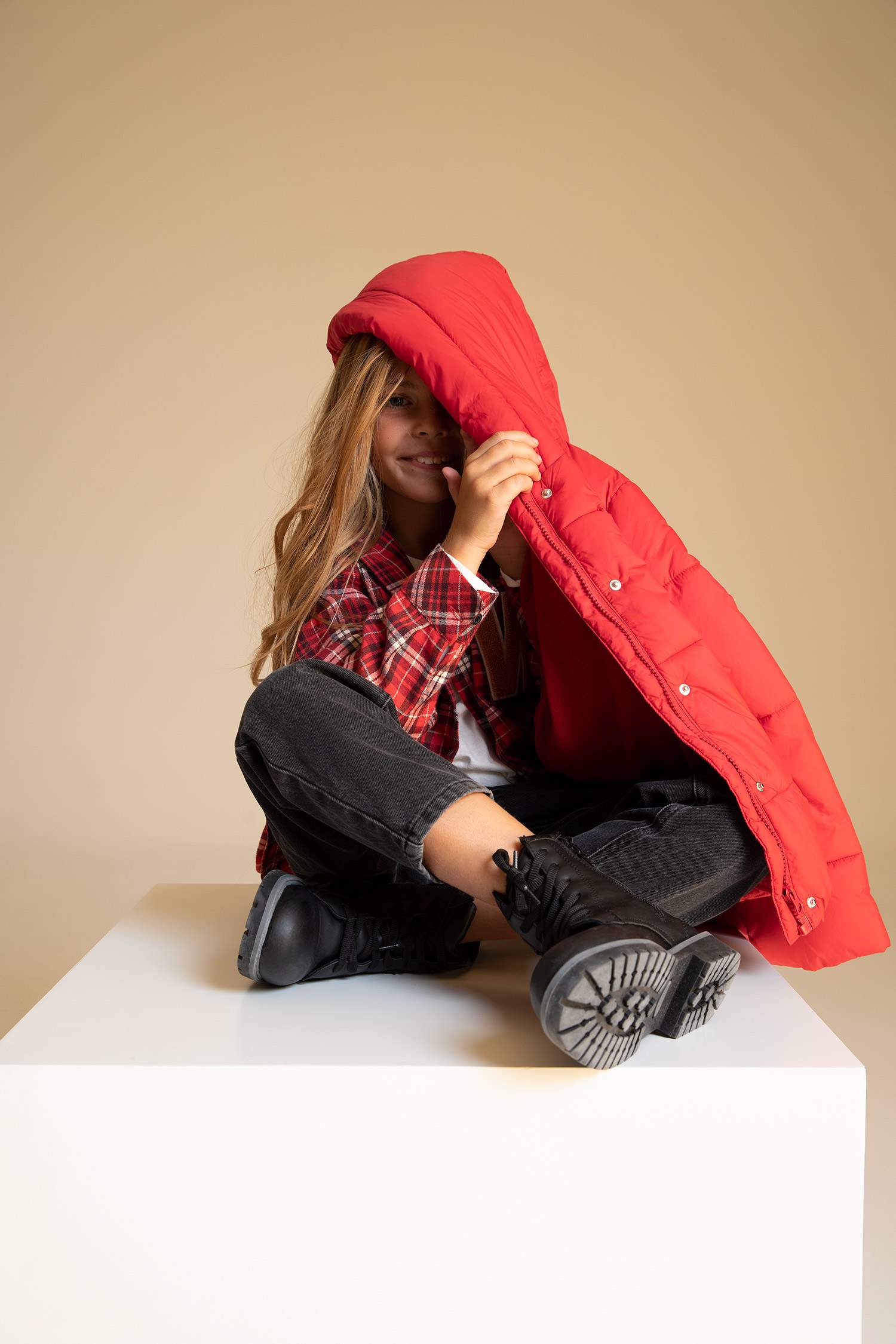 Дутая куртка с капюшоном для девочек