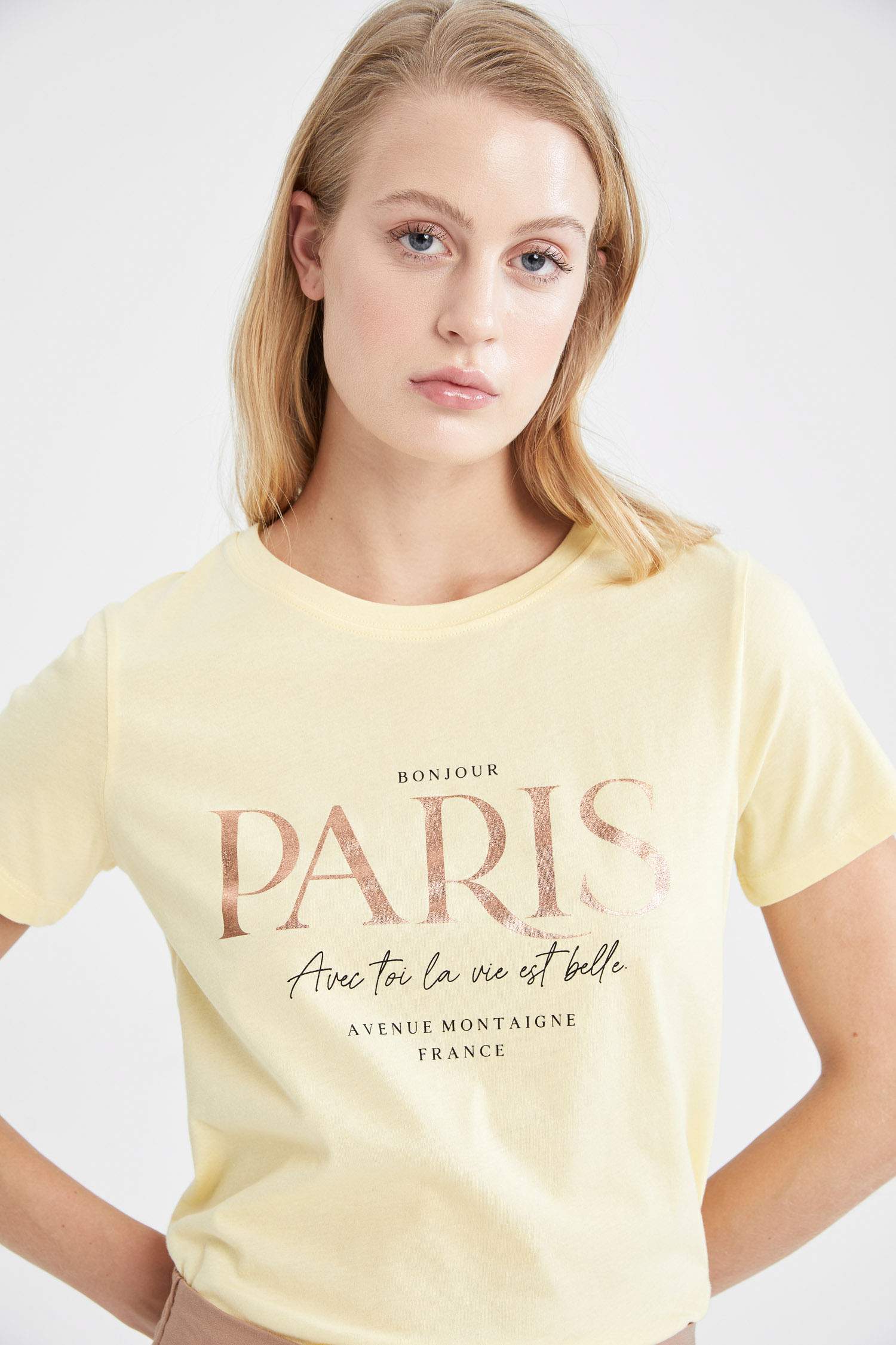 تي شيرت نص كم مزين بطبعات باريس فويل