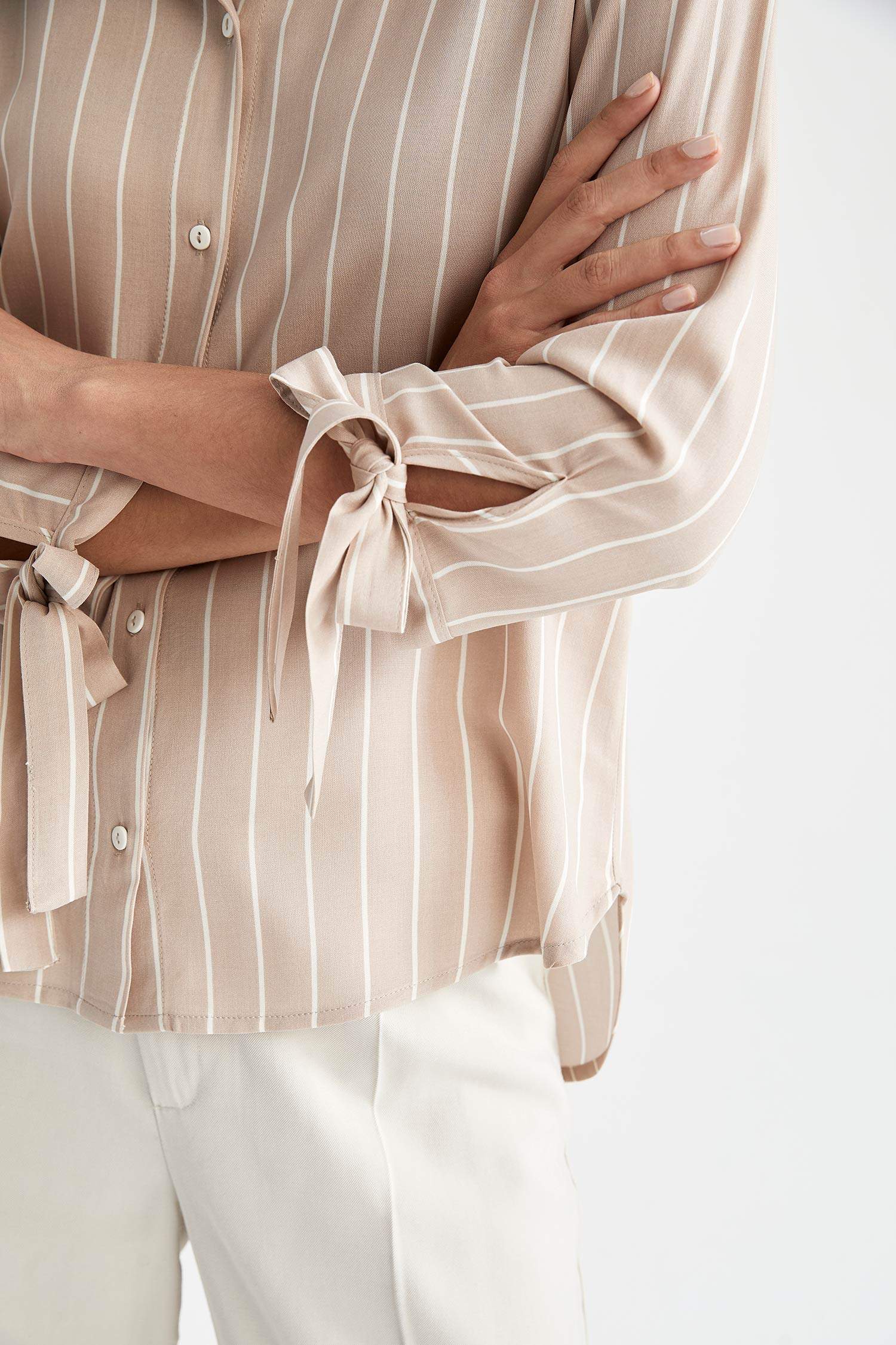 Chemise traditionnelle à rayures et nœuds coupe classique