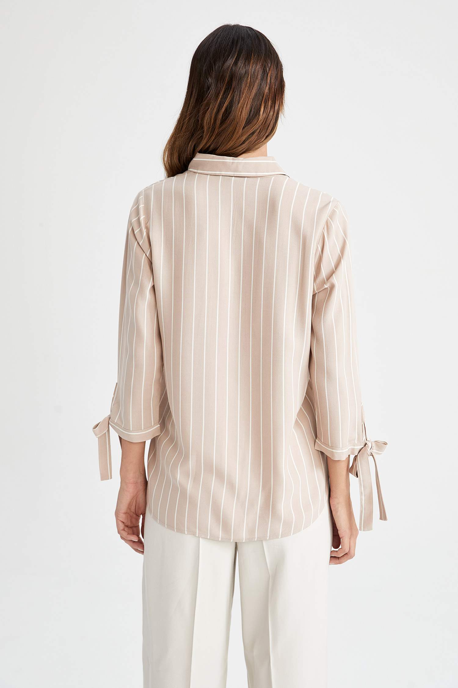 Chemise traditionnelle à rayures et nœuds coupe classique