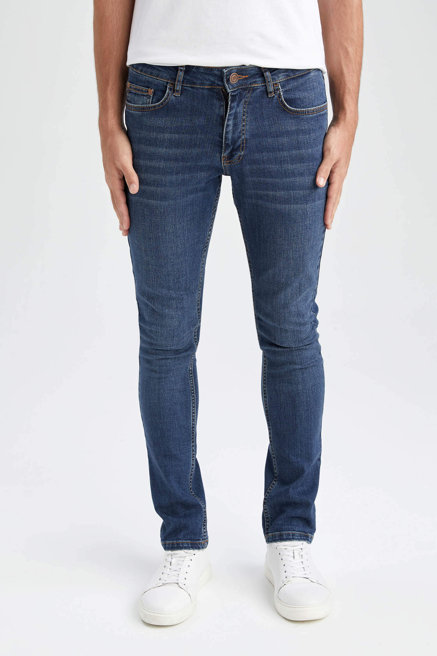 Blue MEN Slim Fit Straight Leg Jeans 2514058 | DeFacto