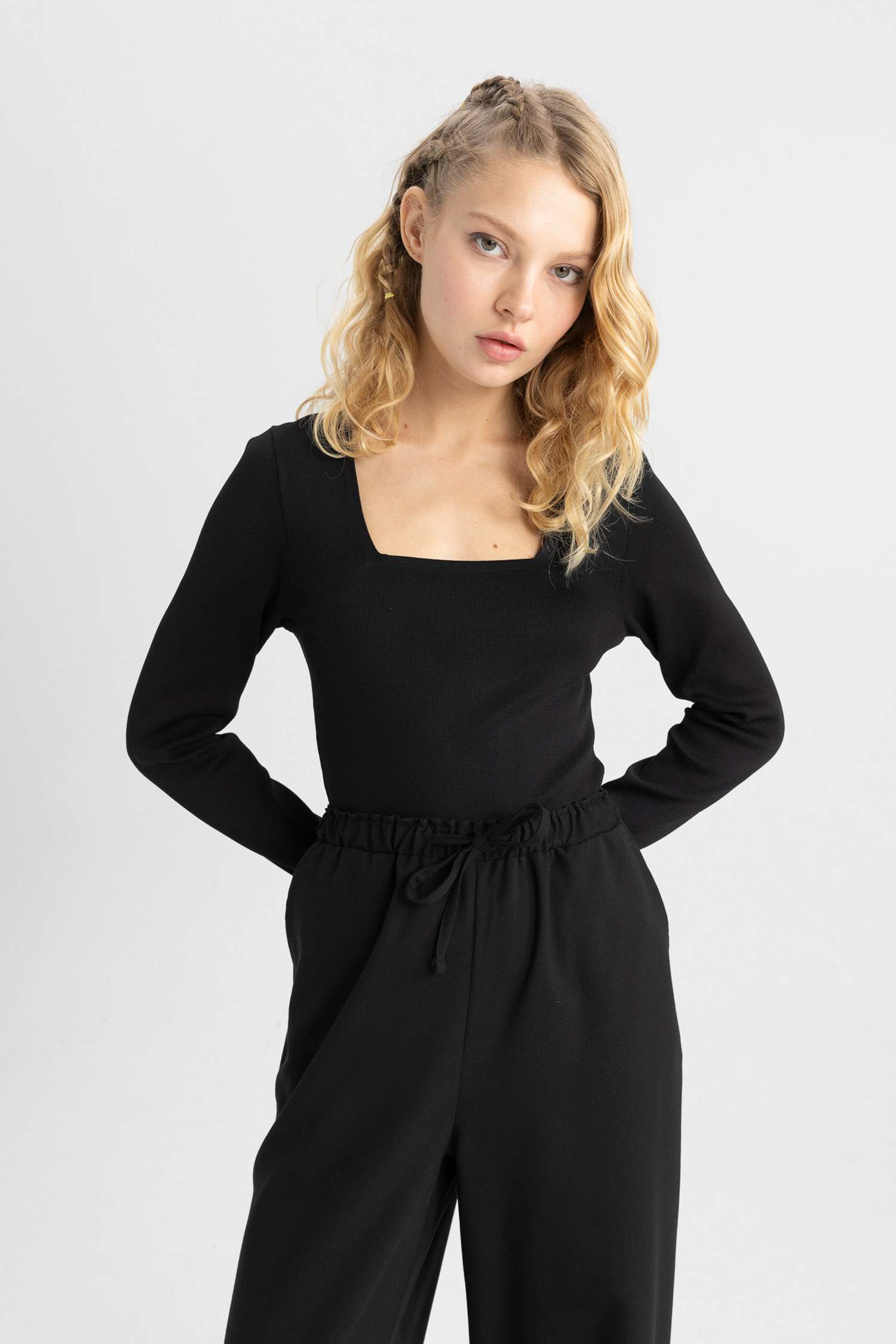 بلوفر تريكو سليم فيت بياقة مربعة