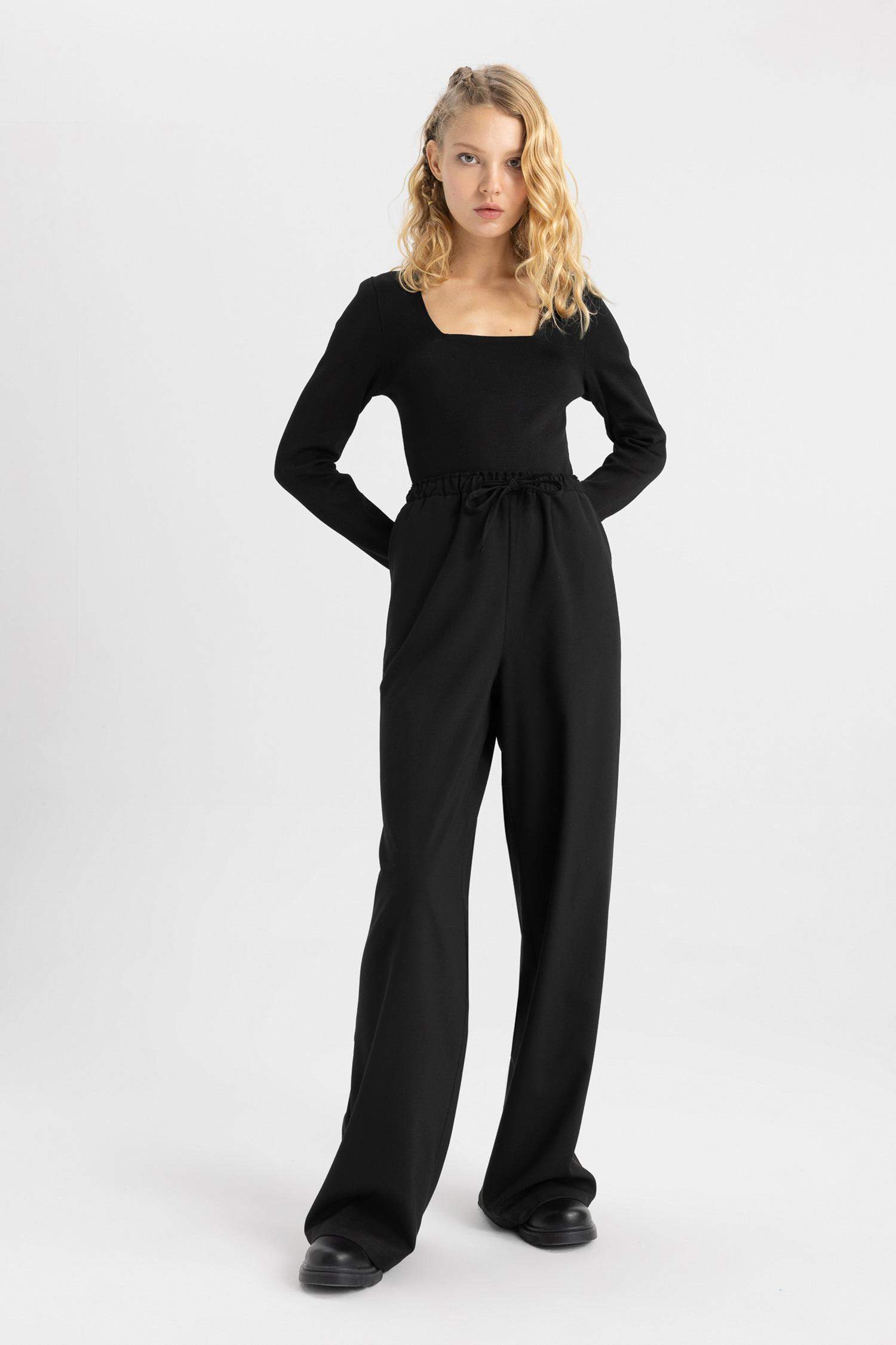 بلوفر تريكو سليم فيت بياقة مربعة