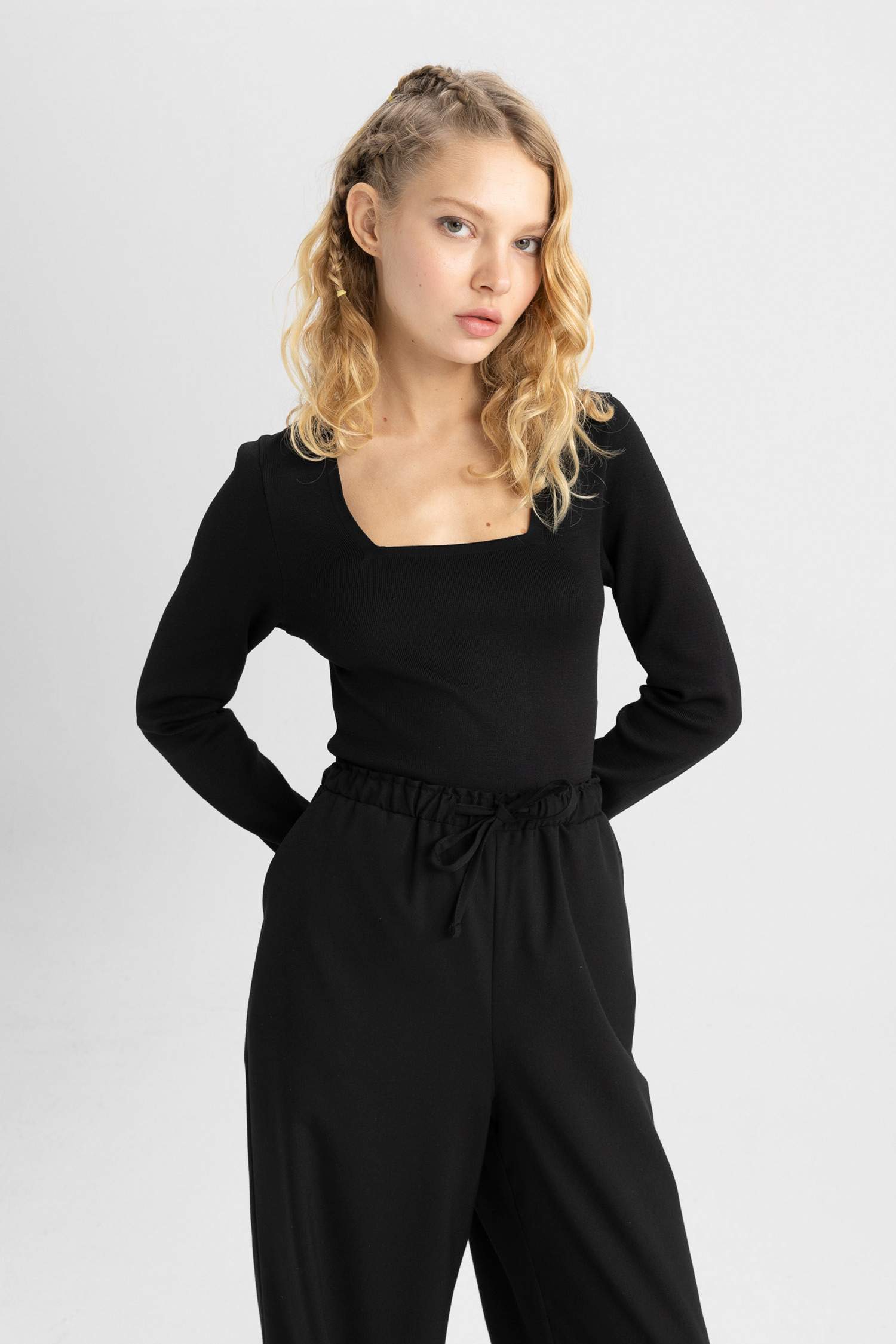 بلوفر تريكو سليم فيت بياقة مربعة