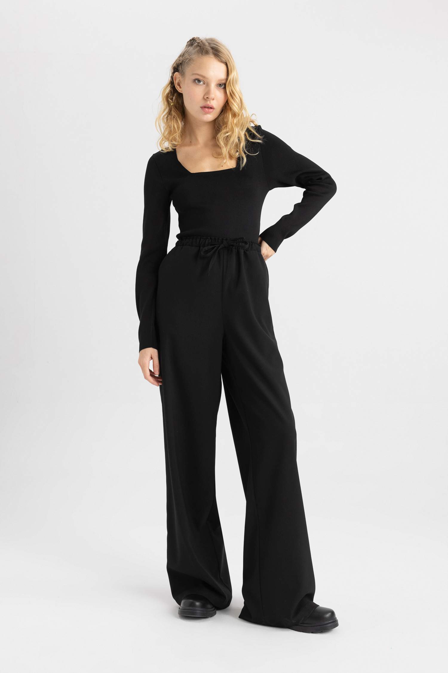 بلوفر تريكو سليم فيت بياقة مربعة