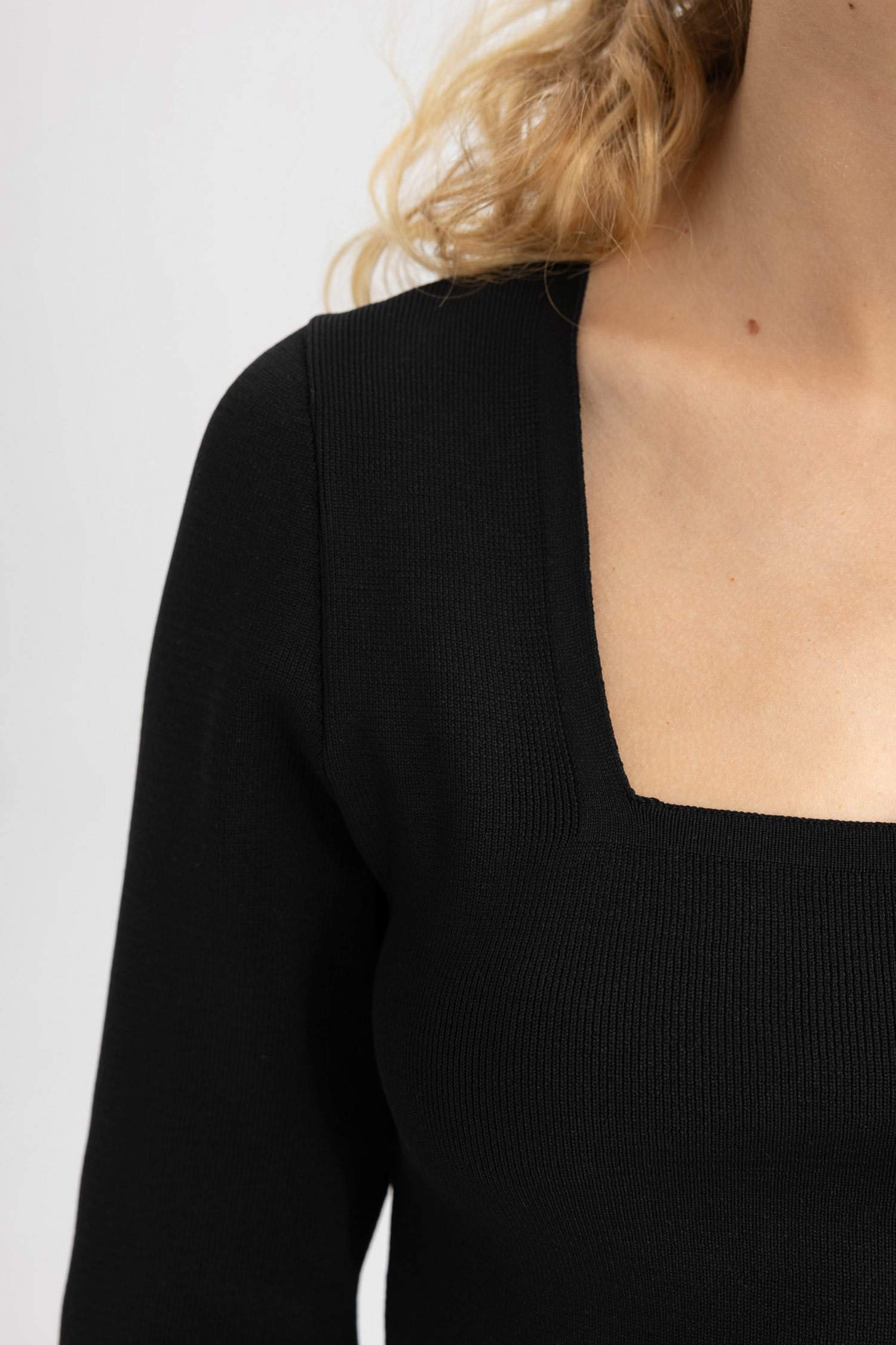 بلوفر تريكو سليم فيت بياقة مربعة