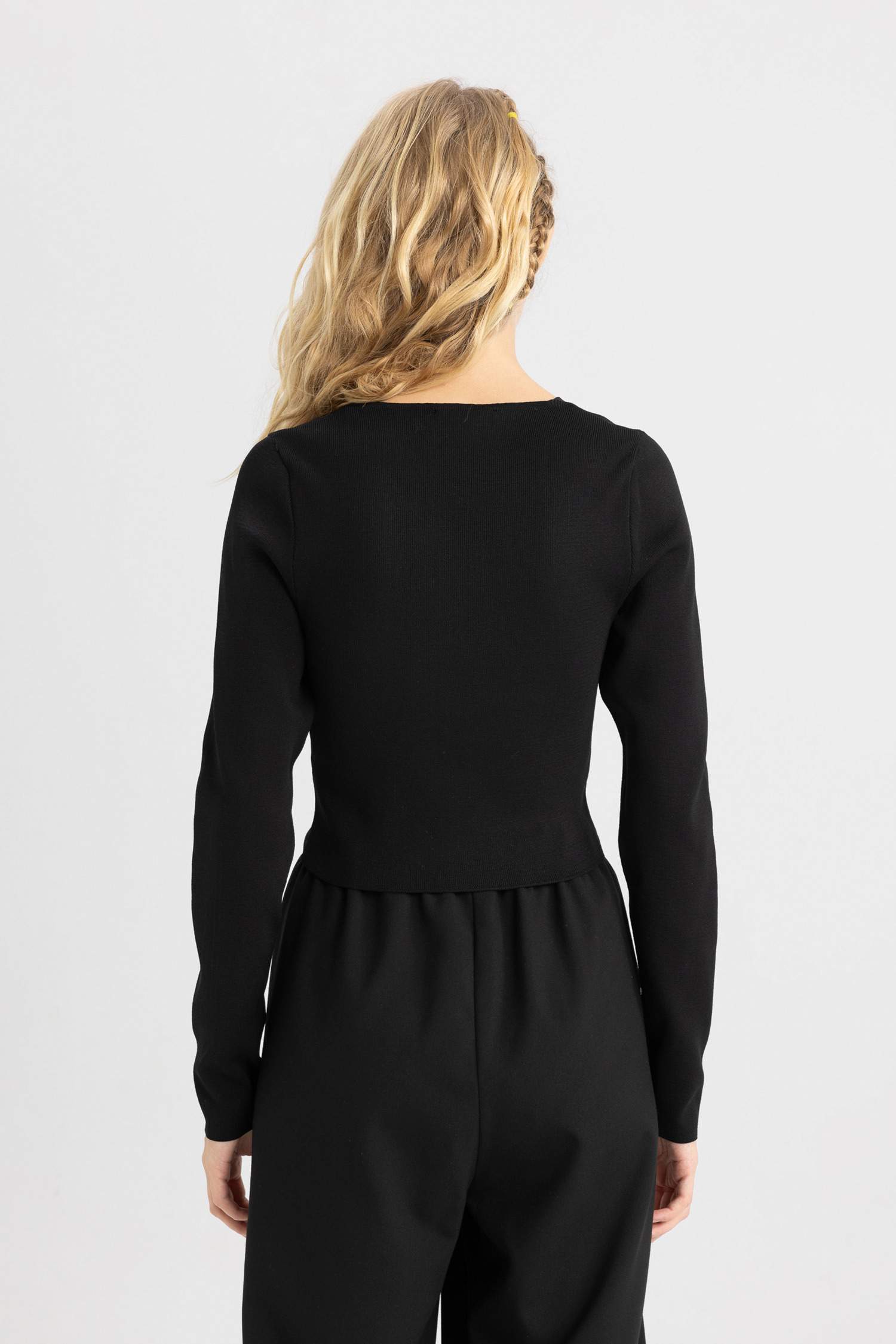 بلوفر تريكو سليم فيت بياقة مربعة