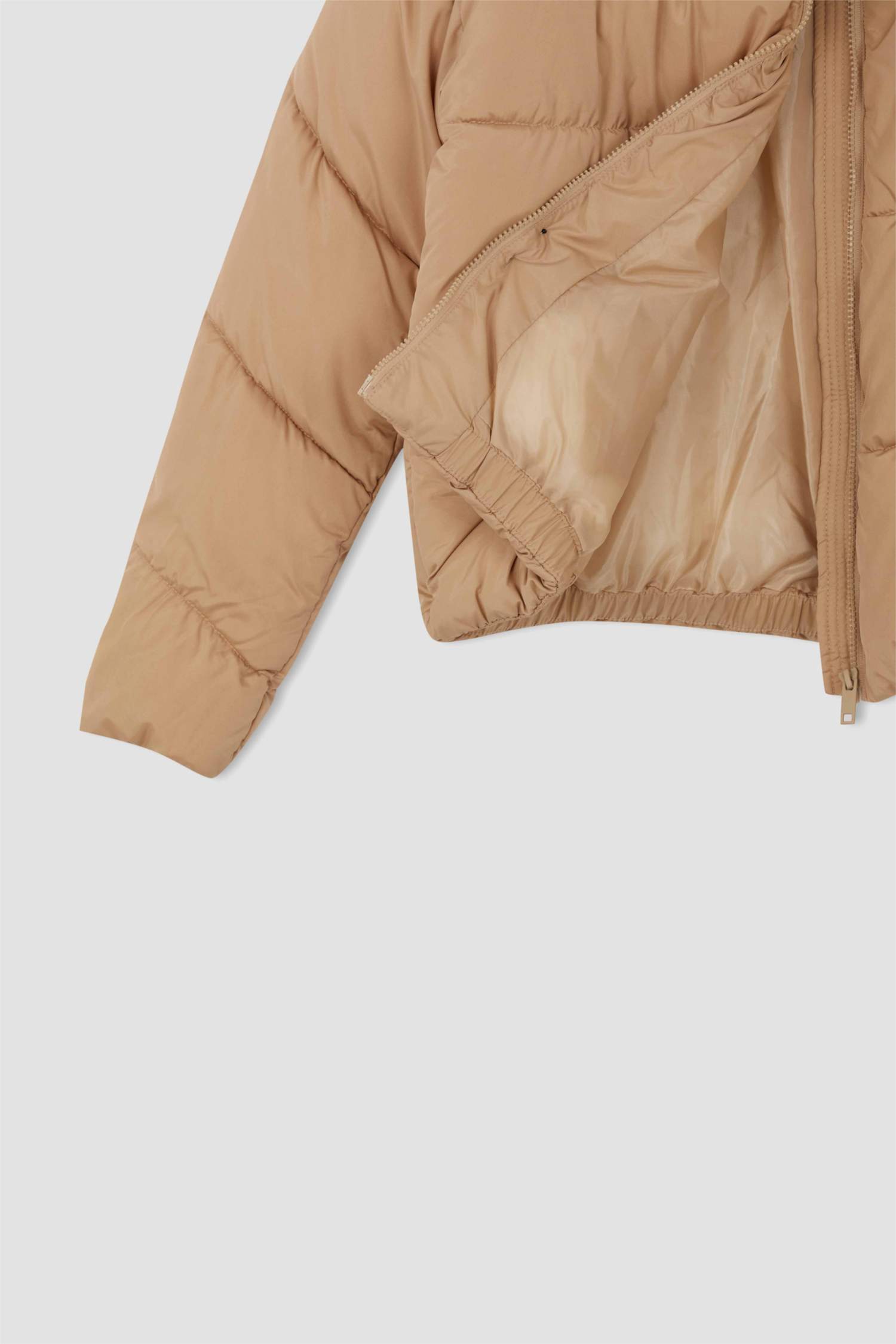 Дутая куртка водоотталкивающая свободного кроя