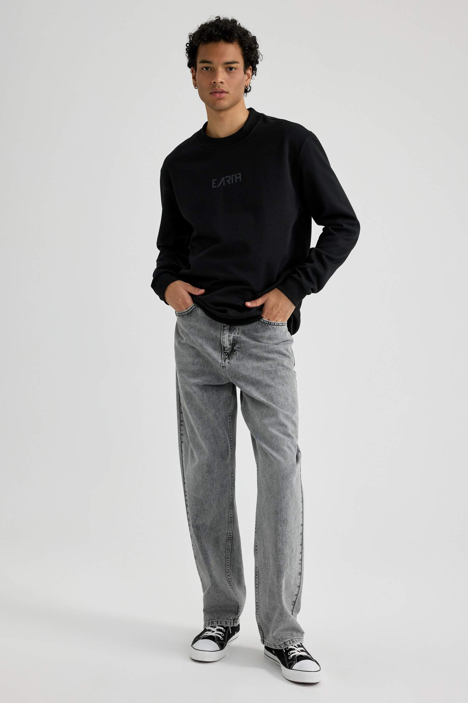 Свитшот стандартного кроя с круглым вырезом