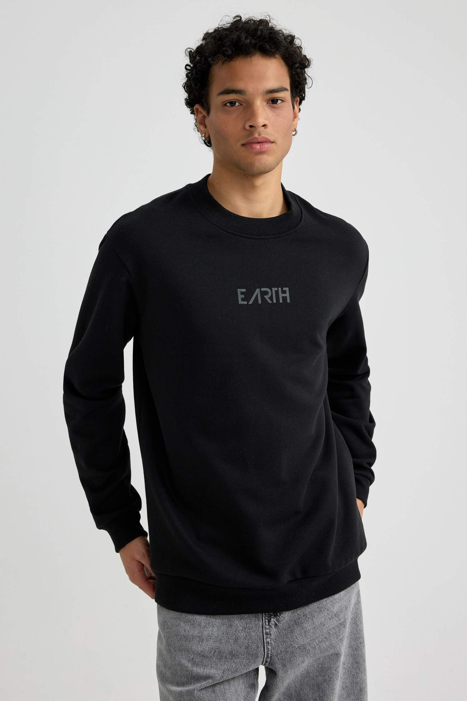 Свитшот стандартного кроя с круглым вырезом