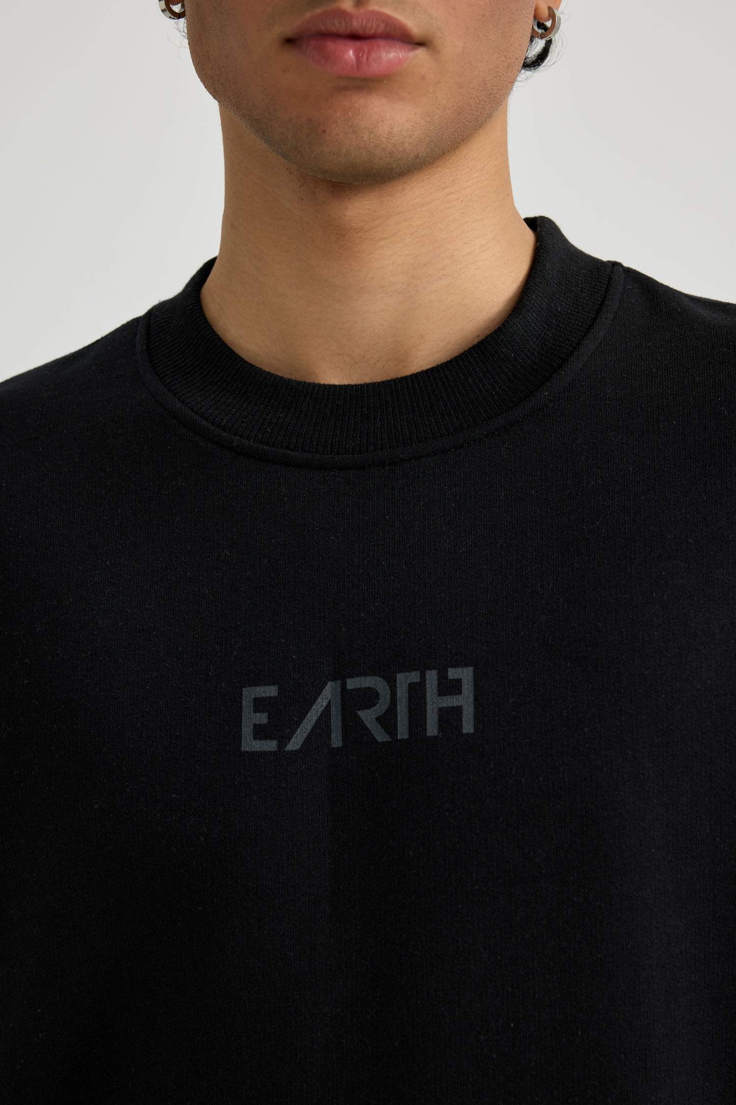 Свитшот стандартного кроя с круглым вырезом